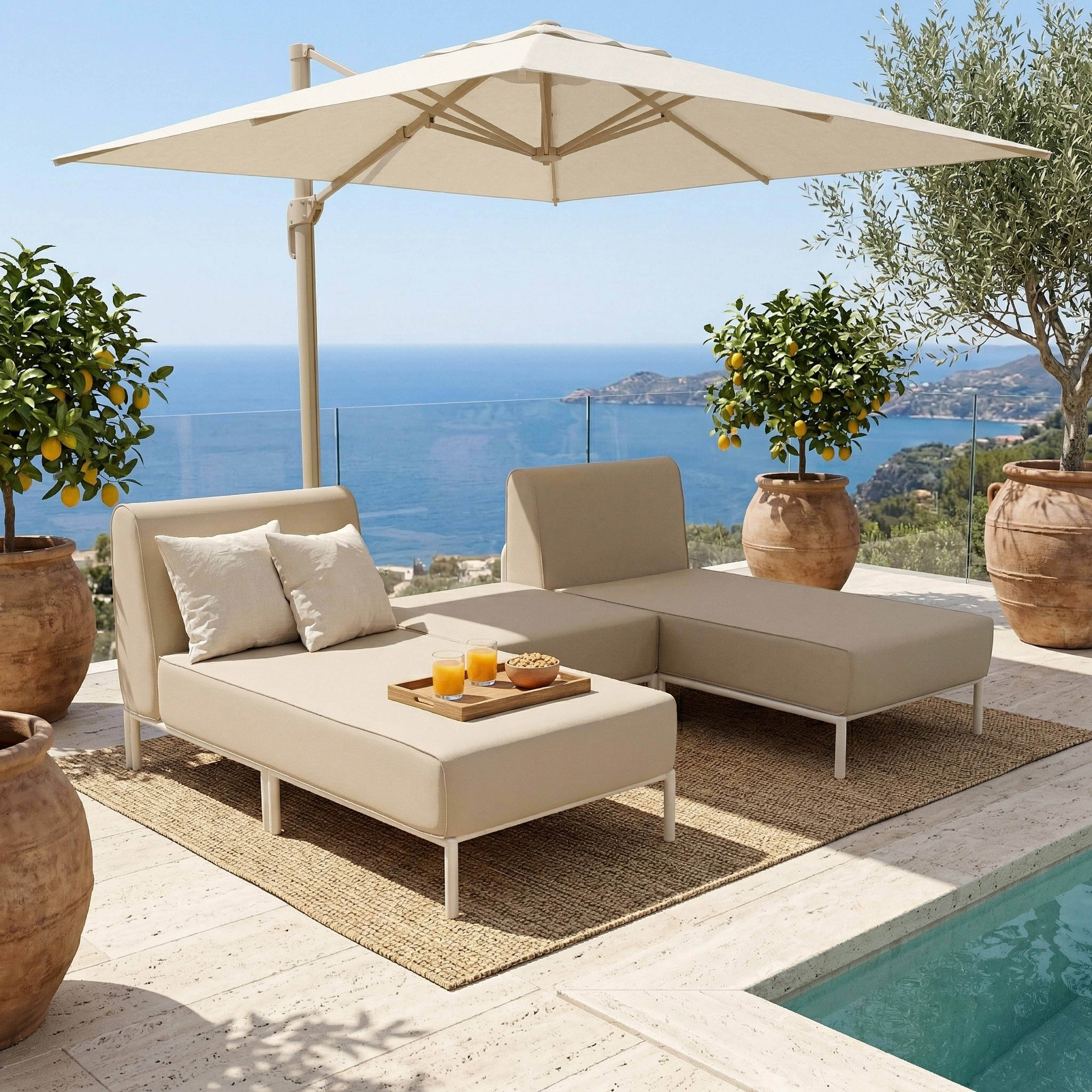 Beige Loungemöbel mit Kissen, Orangen und einem Tablett mit Snacks am Pool.