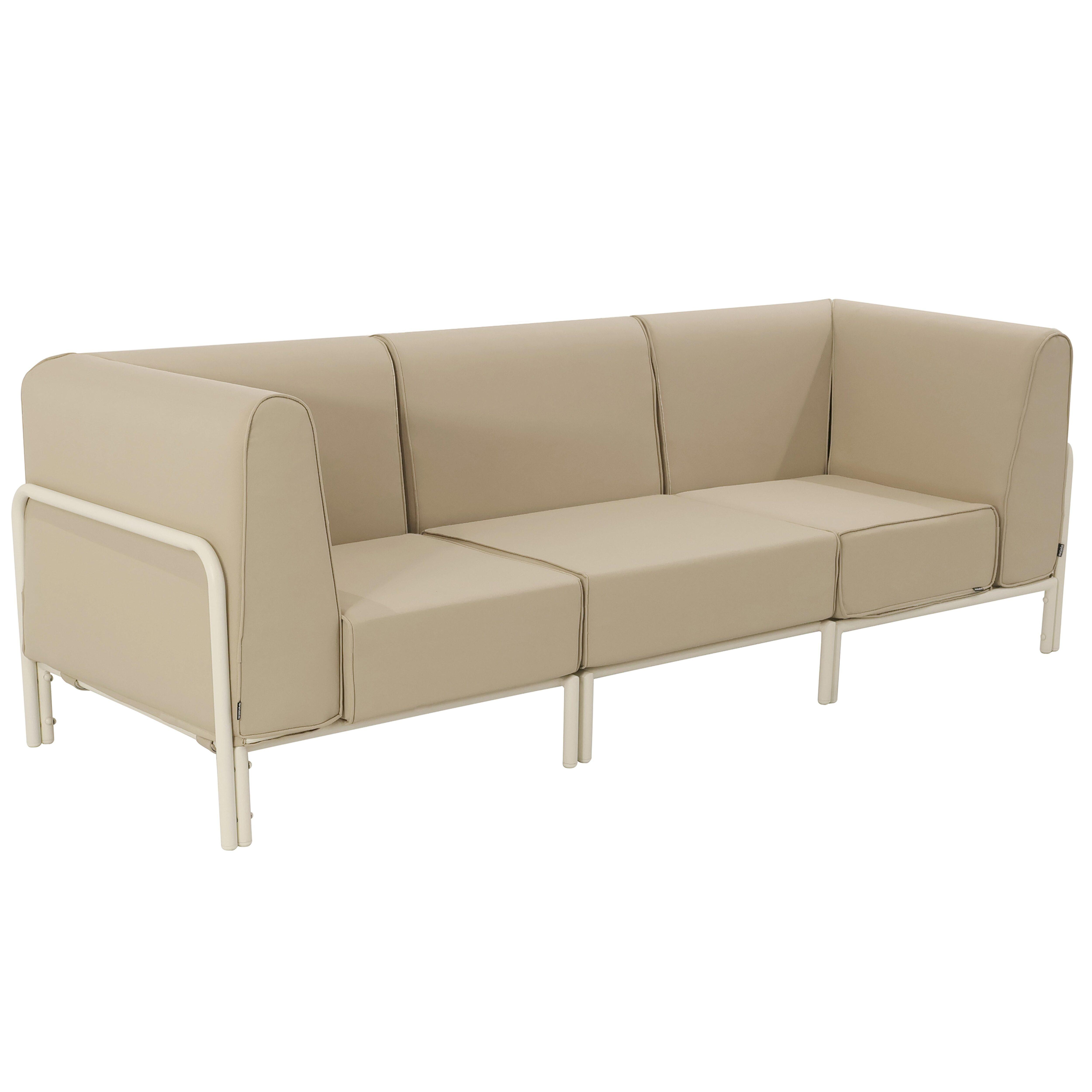 Ein beiger Dreisitzer-Sofa mit Metallrahmen auf weißem Hintergrund.