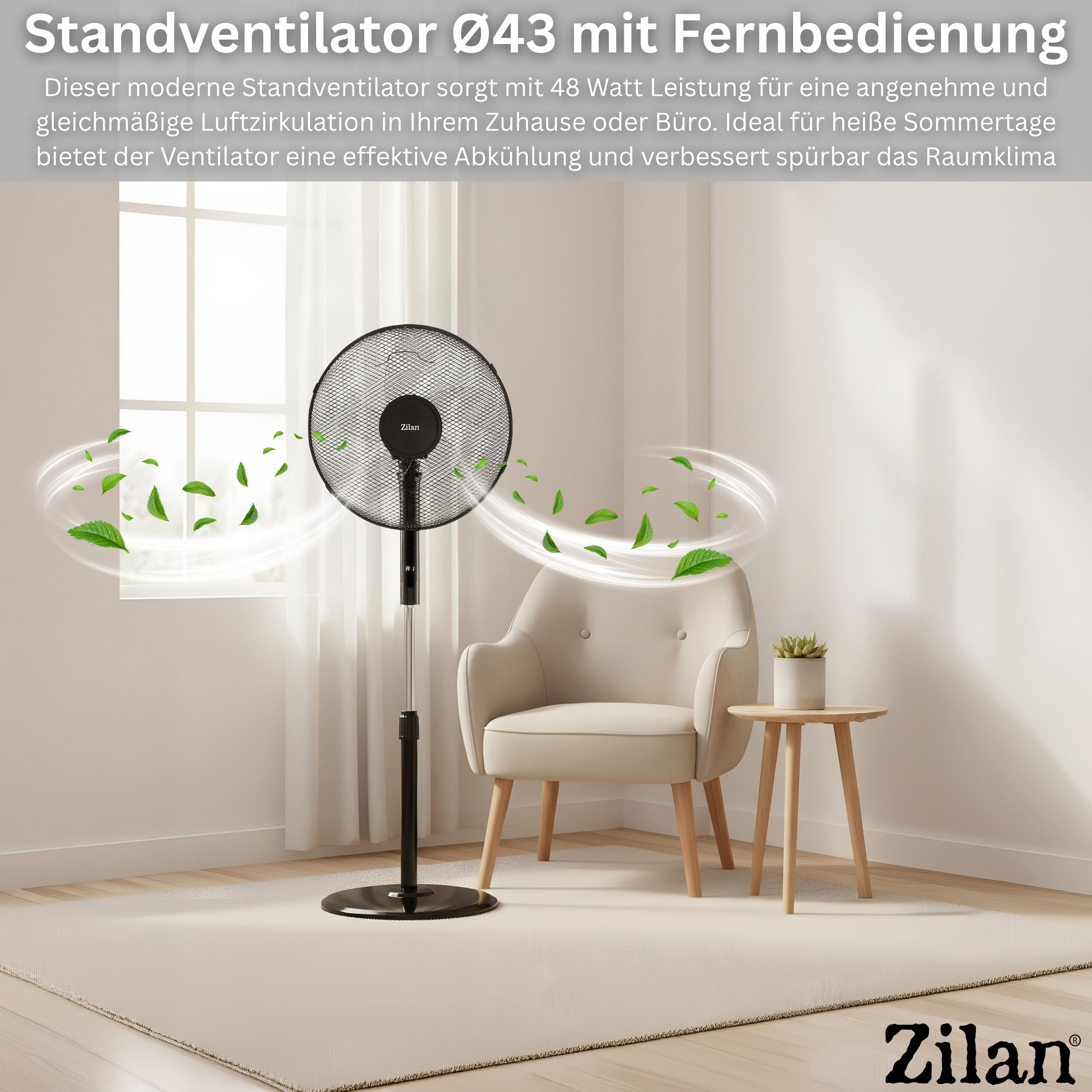 Schwarzer Standventilator mit Blättern und einem Sessel im Raum.