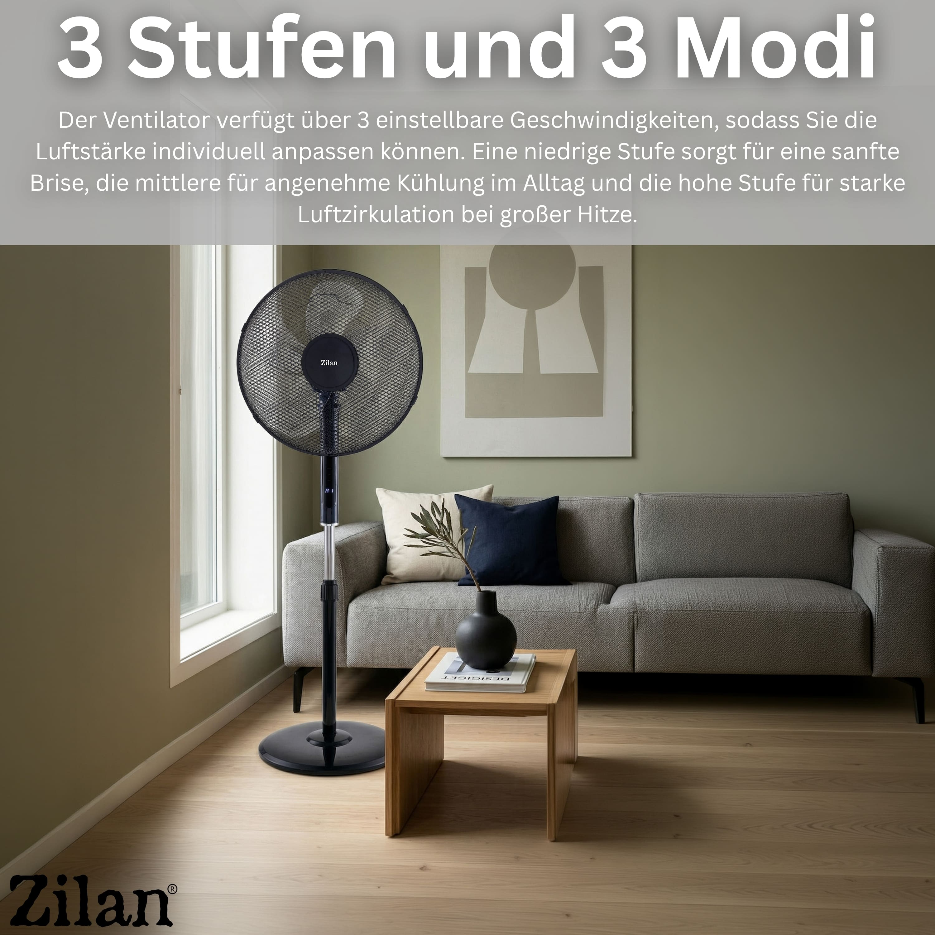 Ein schwarzer Standventilator steht neben einem grauen Sofa und einem Holztisch.