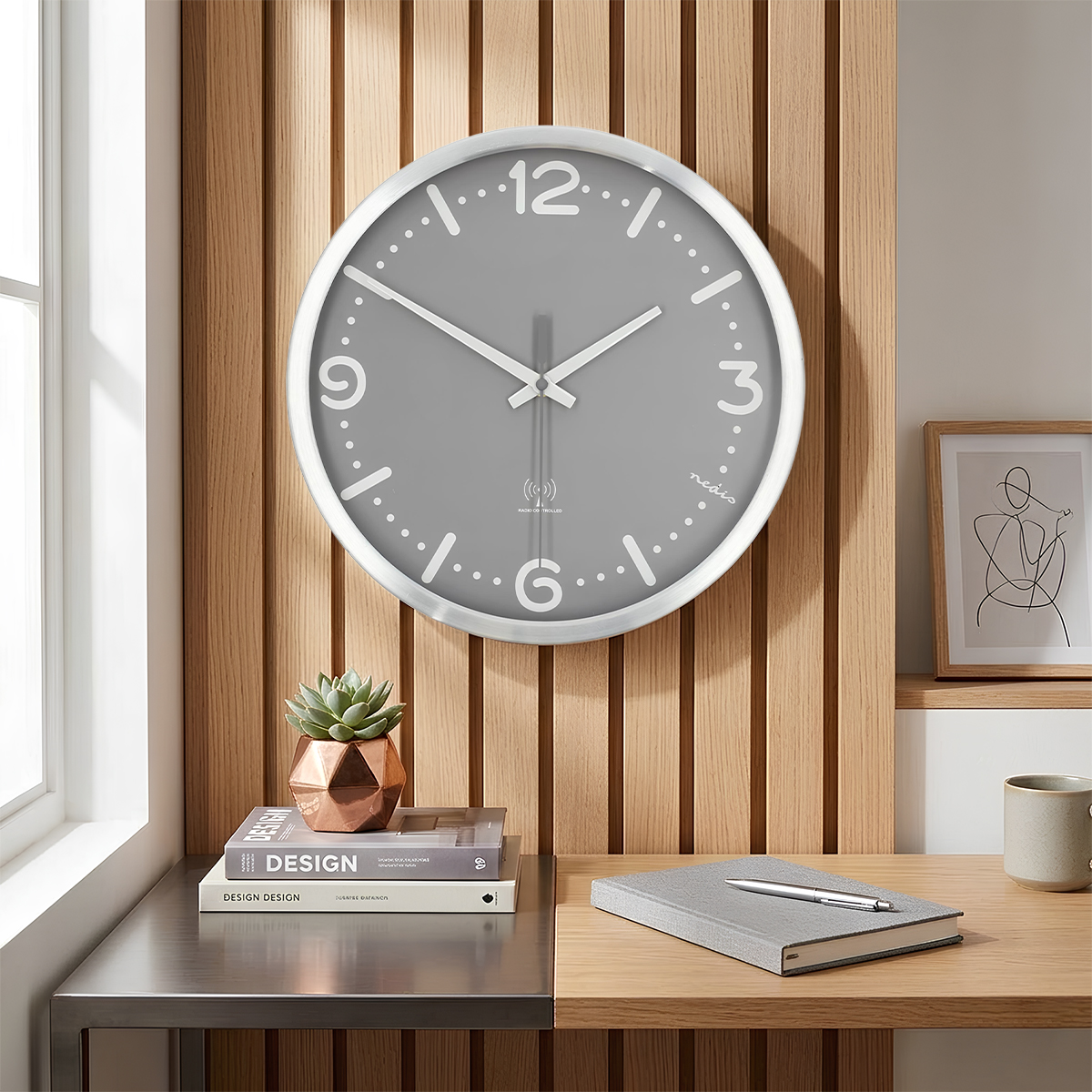 Eine graue Wanduhr mit weißen Ziffern hängt an einer Holzverkleidung.