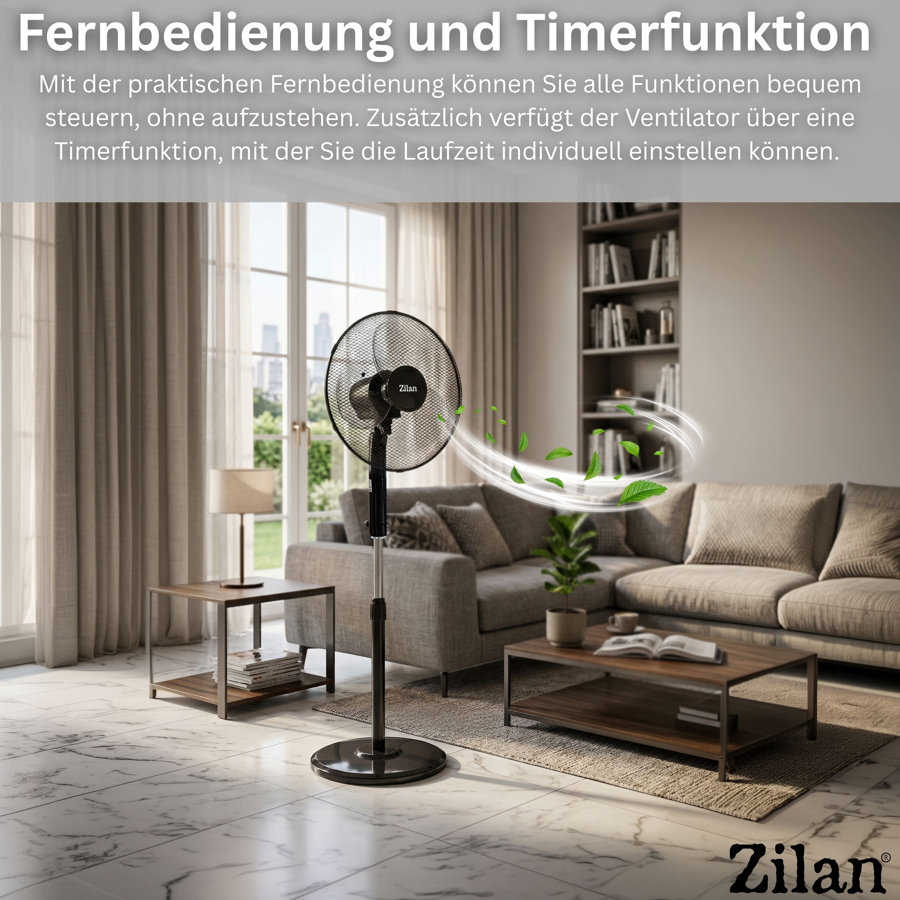 Ein schwarzer Standventilator steht in einem Wohnzimmer. Blätter werden vom Ventilator erzeugt.