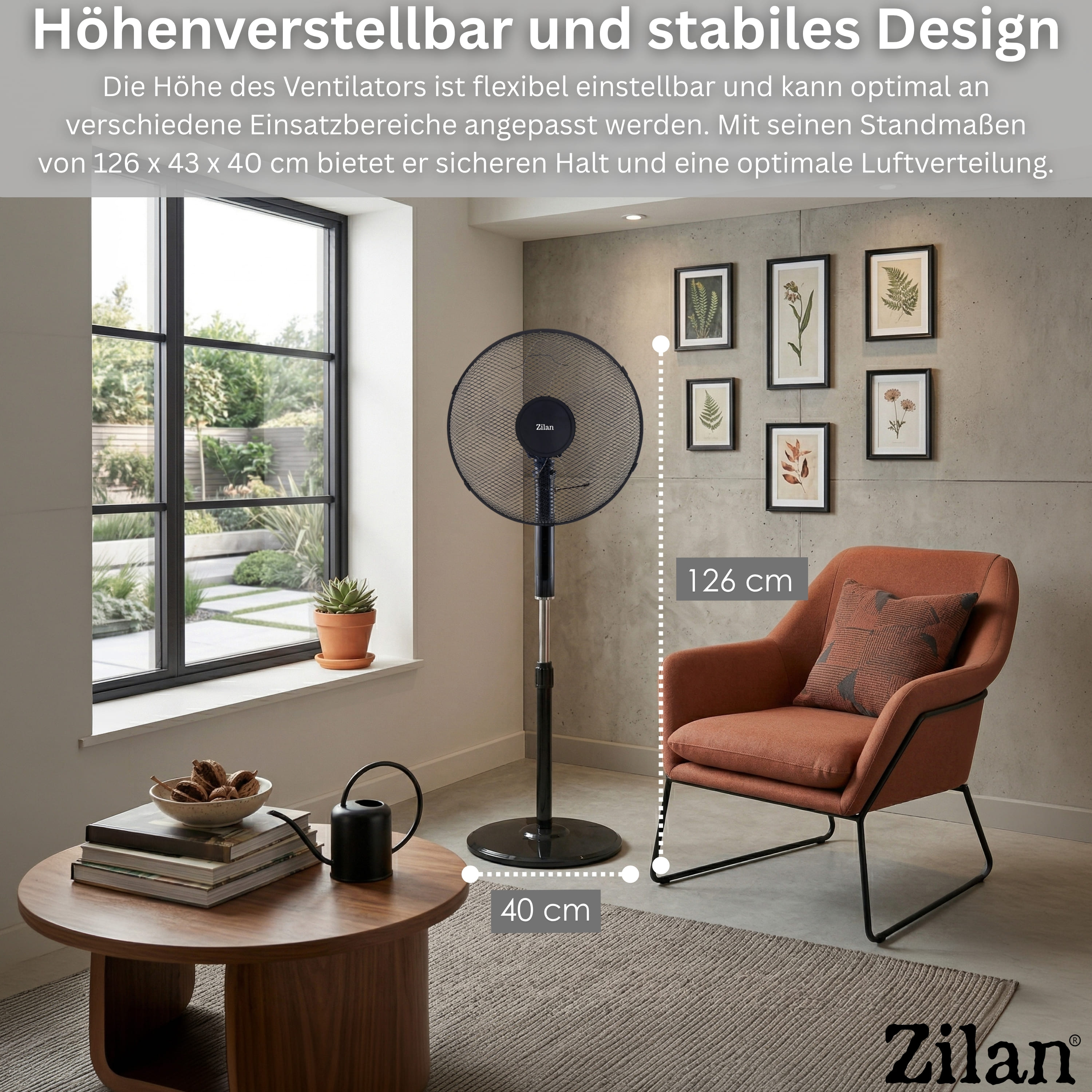 Ein schwarzer Standventilator steht neben einem orangefarbenen Sessel. Maße sind angegeben.