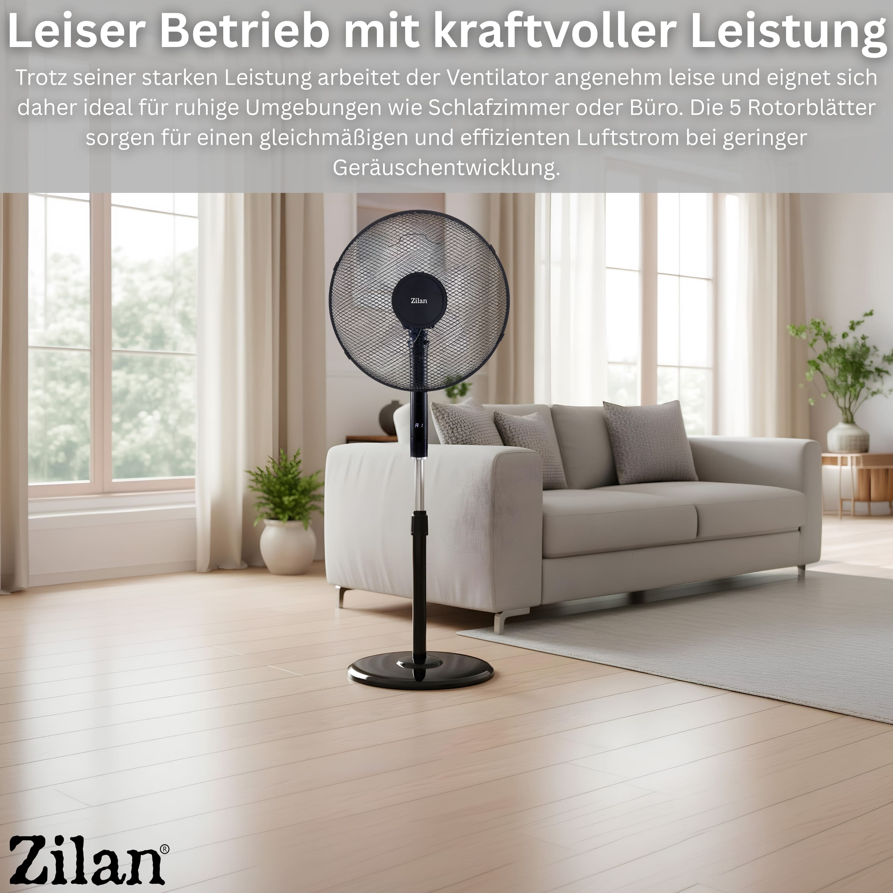 Ein schwarzer Standventilator steht in einem Wohnzimmer neben einem Sofa.