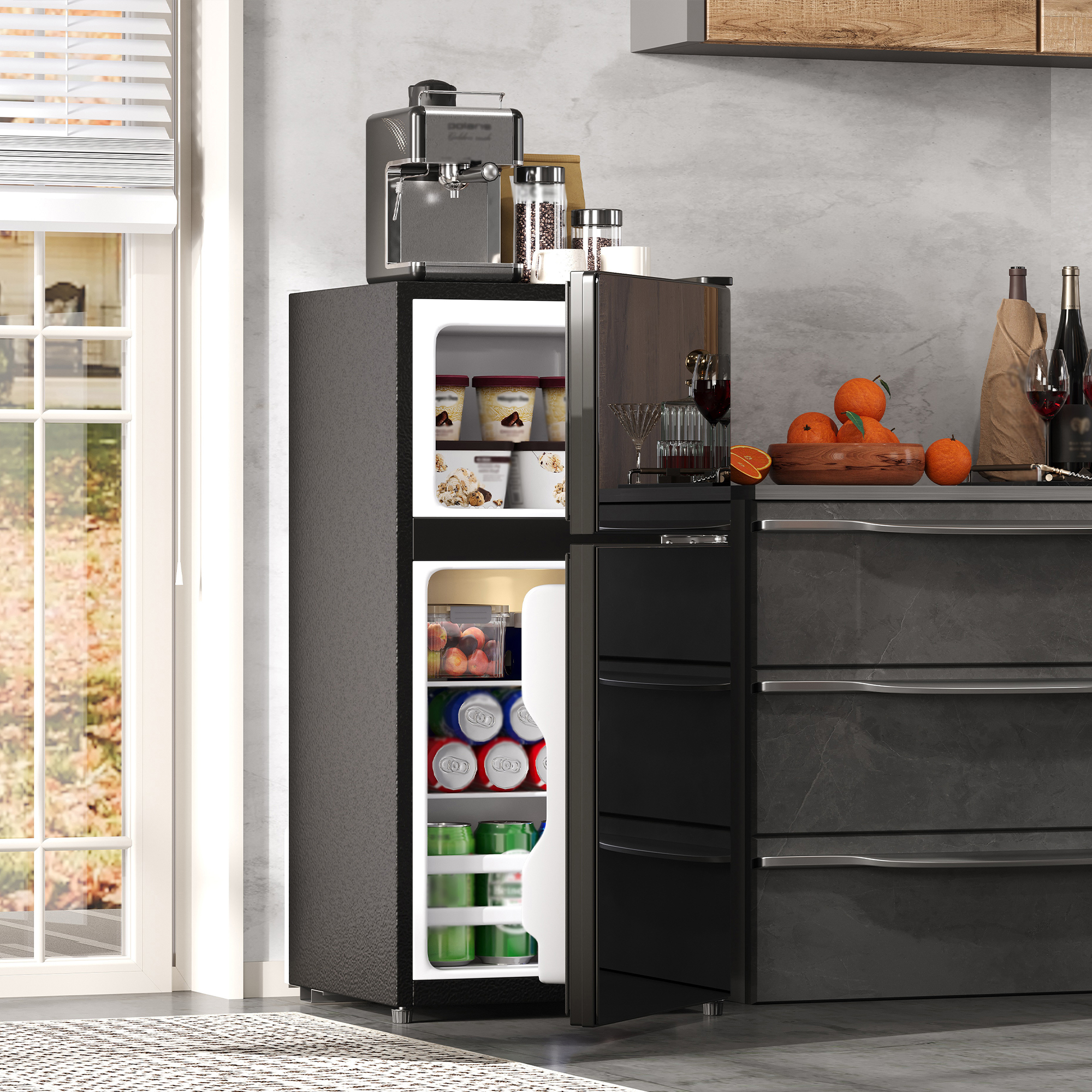 Offener Kühlschrank mit Eiscreme und Dosen; daneben Kaffeeautomat und Orangen.