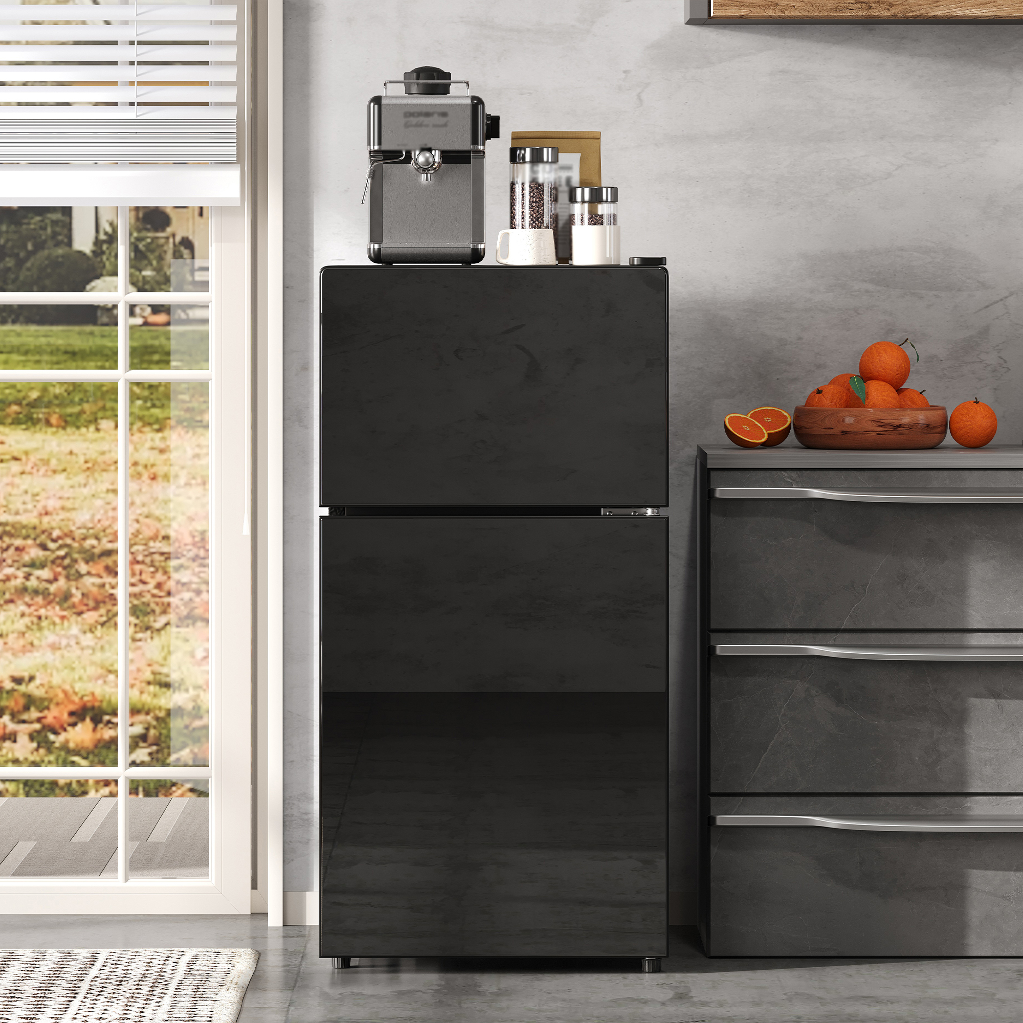 Ein schwarzer Kühlschrank mit Kaffeemaschine und Orangen auf der Arbeitsplatte.