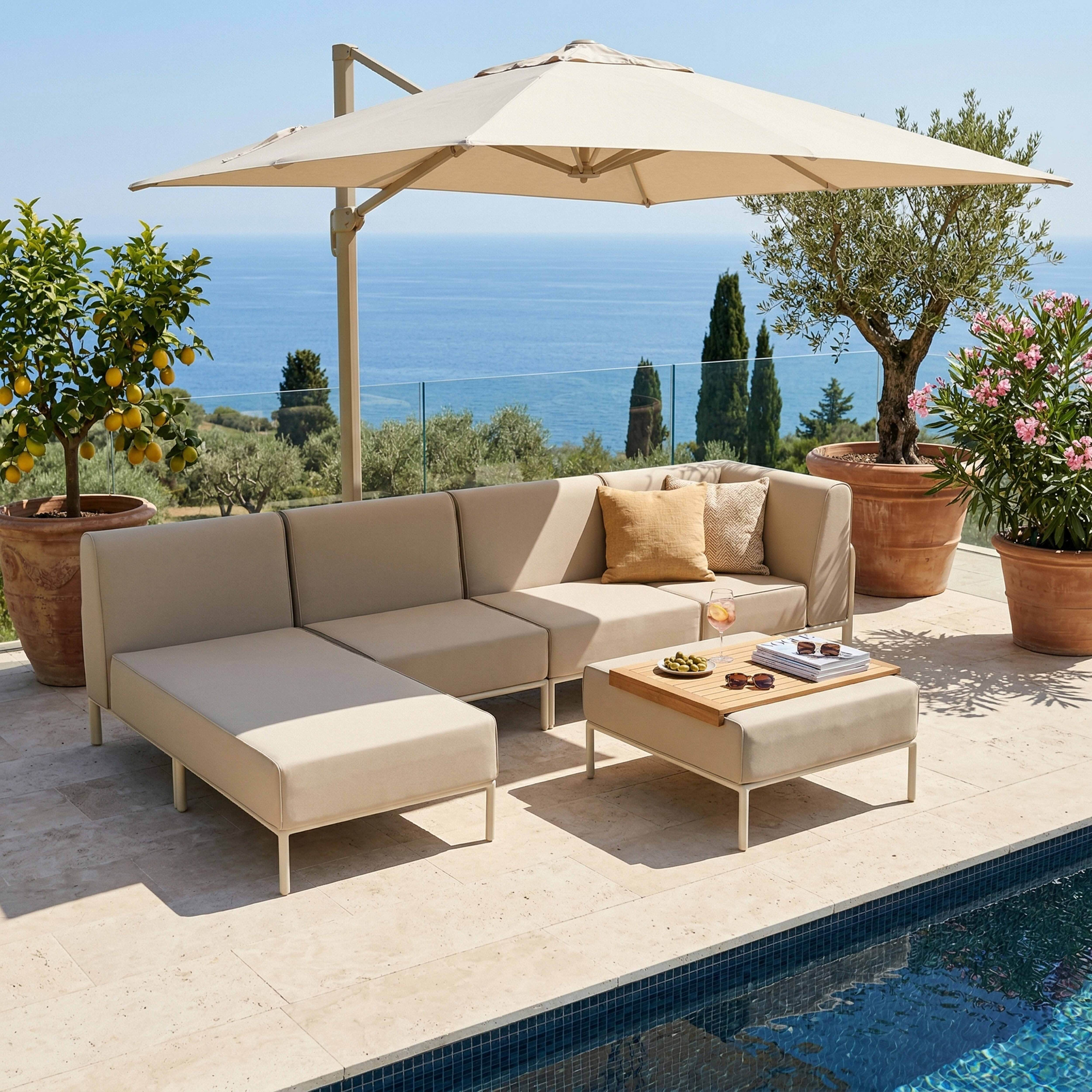 Eine beigefarbene Lounge-Garnitur am Pool mit Meerblick, Zitronenbaum und Oleander.