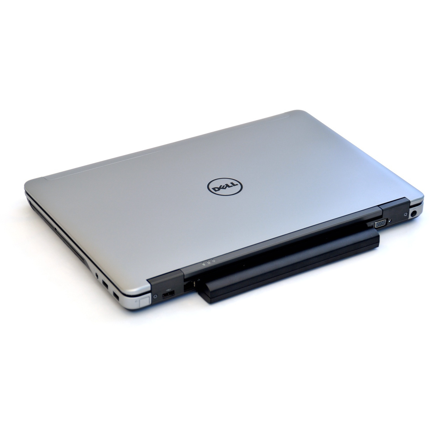 Ein geschlossener silberner Dell Laptop mit herausragendem Akku auf weißem Hintergrund.