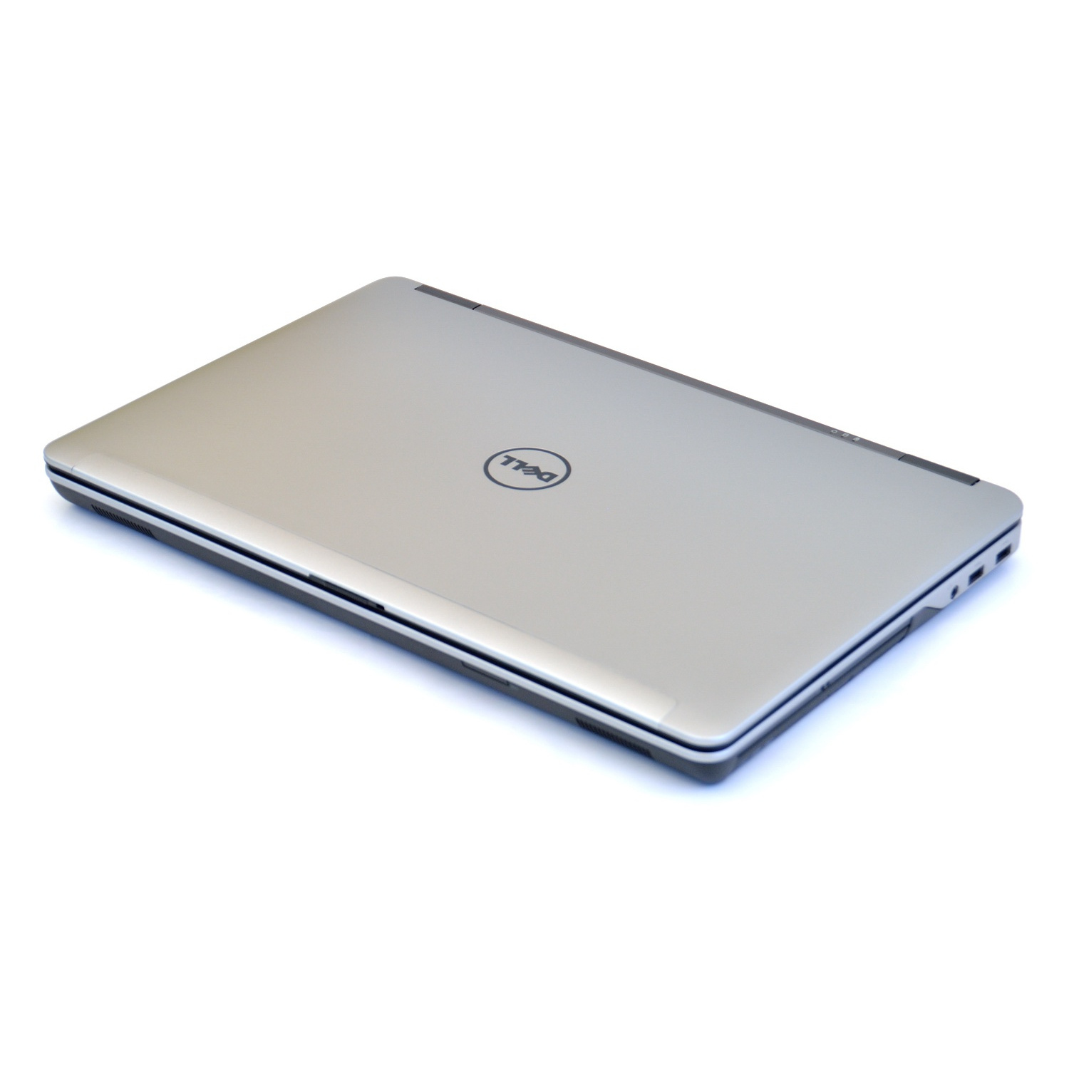 Geschlossener silberner Dell-Laptop auf weißem Hintergrund.