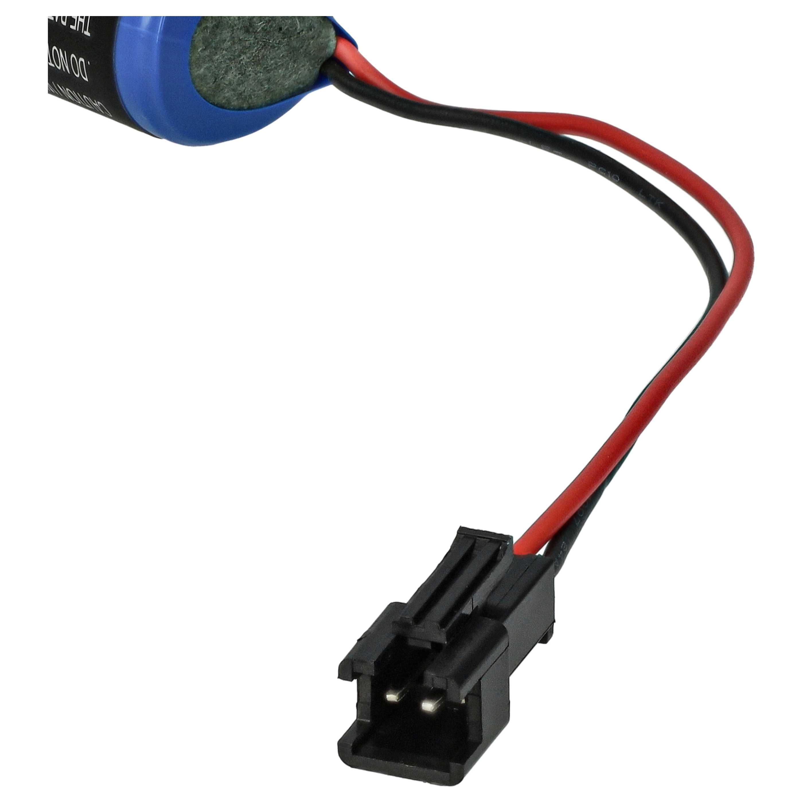 Ein blauer Akku mit schwarzen und roten Kabeln und einem schwarzen Stecker.