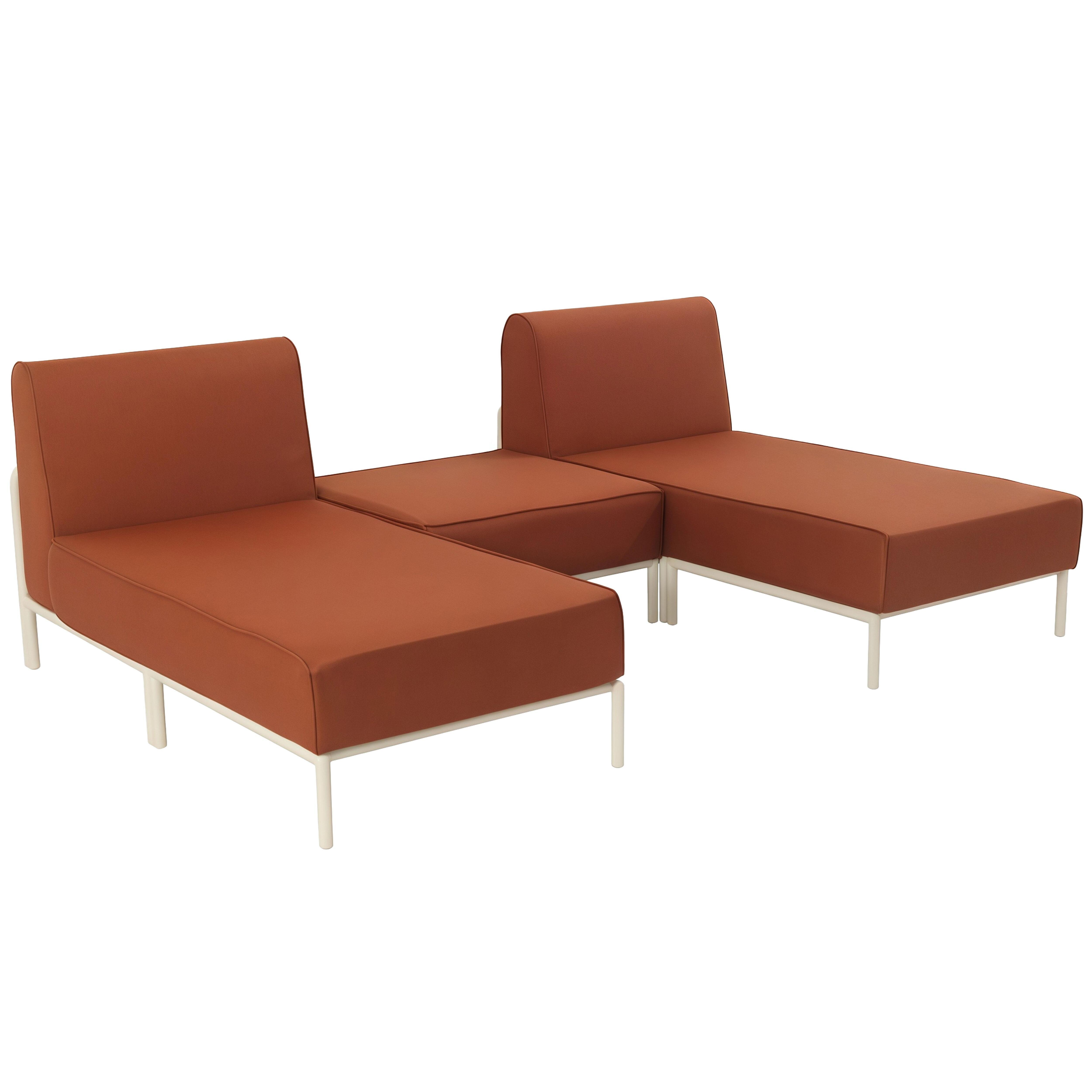 Ein moderner, brauner Loungesessel mit weißem Metallrahmen.