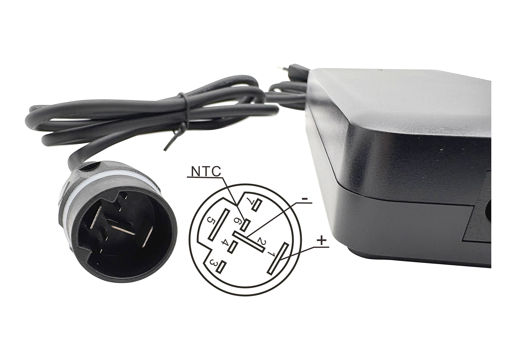 Ein schwarzes Netzteil mit Kabel, Stecker und Anschlussdiagramm.