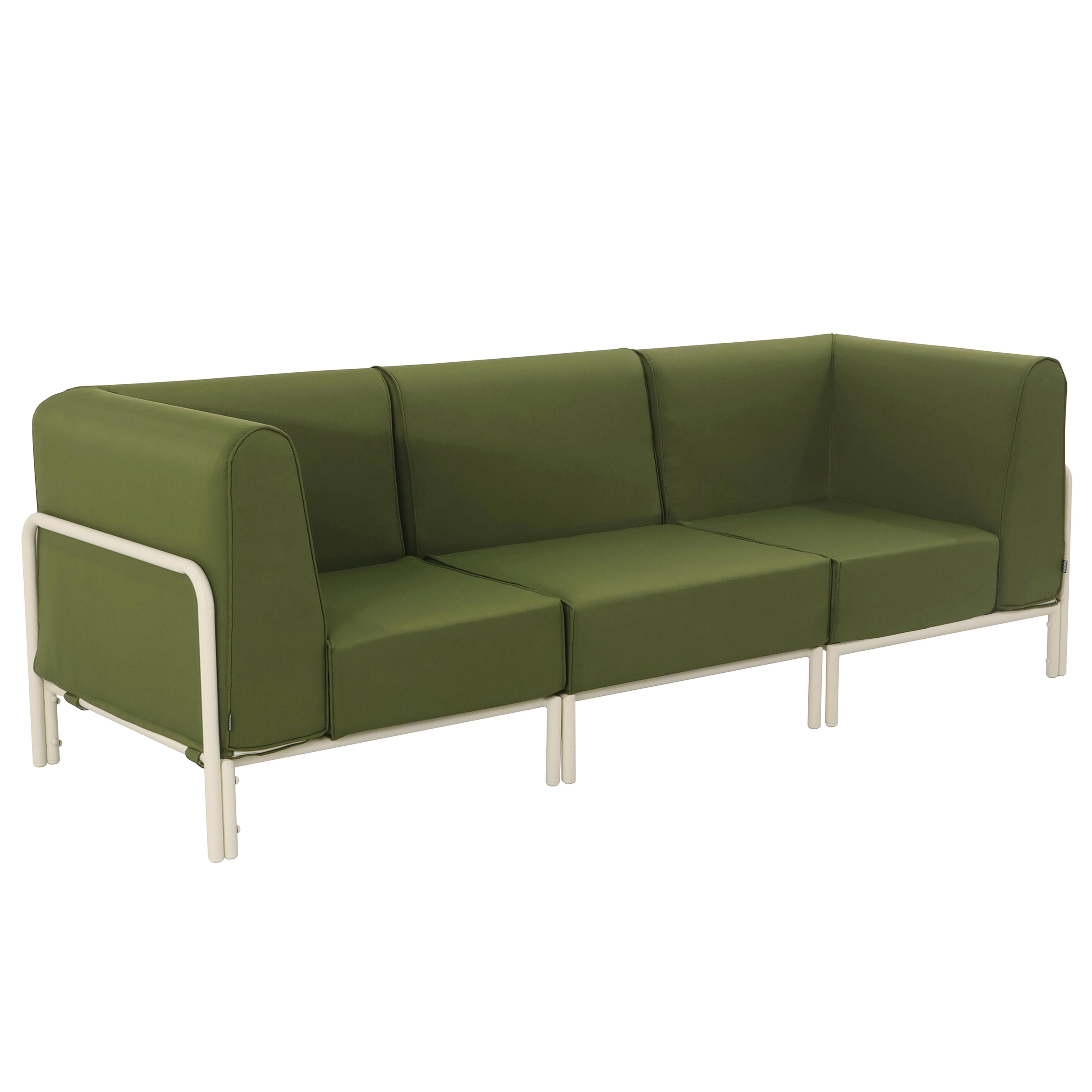Ein dreisitziges Sofa in Olivgrün mit einem cremefarbenen Metallgestell.