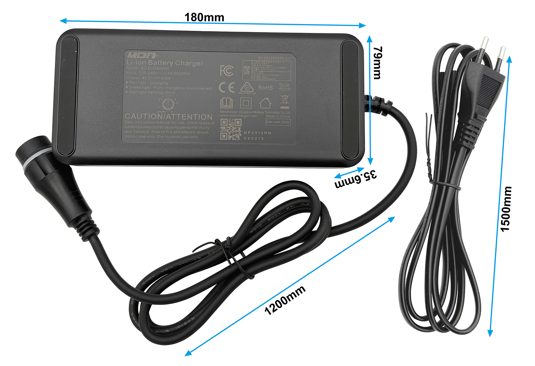 Schwarzes Li-Ion Ladegerät mit Kabel und Stecker, Maße angegeben.