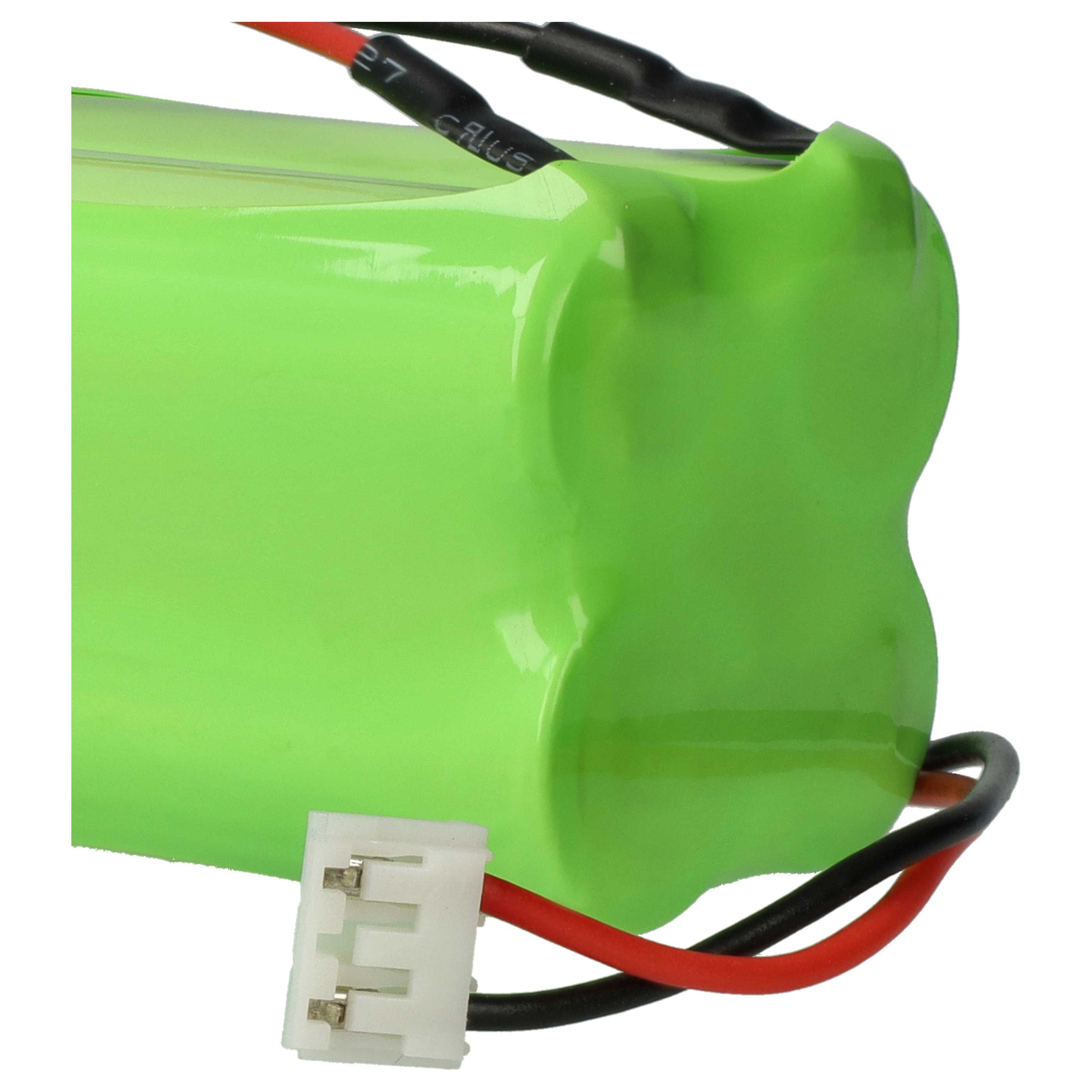Grüner Akku mit roten und schwarzen Kabeln und weißem Stecker.