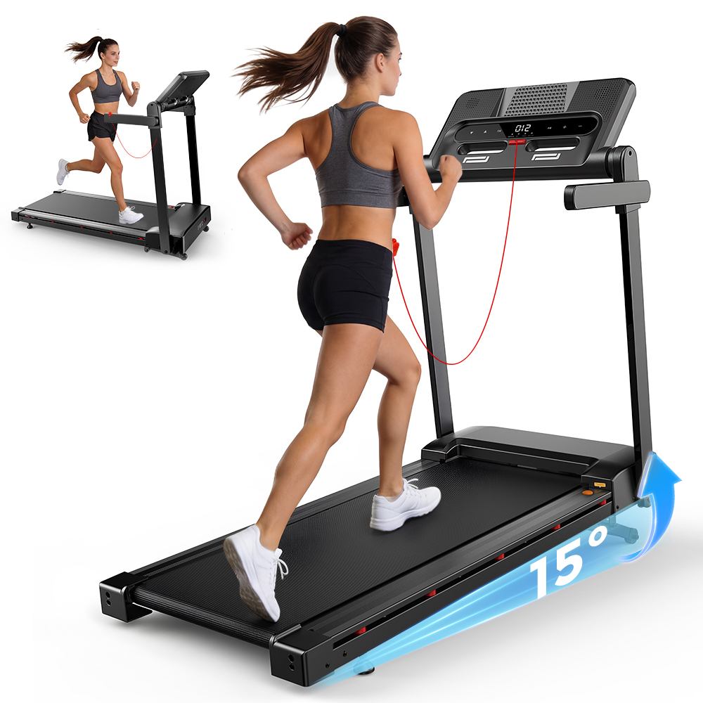 Kobieta biegnie na bieżni, nachylenie 15 stopni, czarne spodenki, szary top, białe buty.