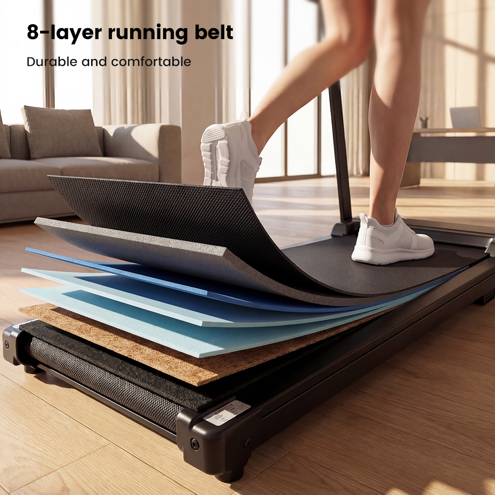 Zbliżenie 8-warstwowego pasa biegowego. Biegnący człowiek w białych butach sportowych.