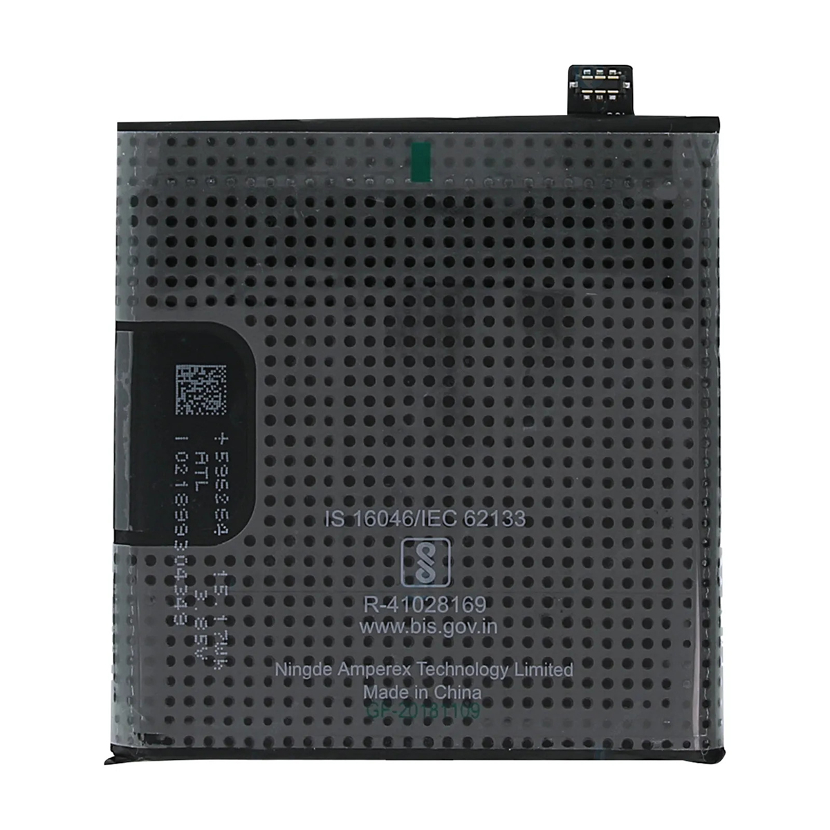 Una batteria grigia con puntini neri e testo come IS 16046/IEC 62133.