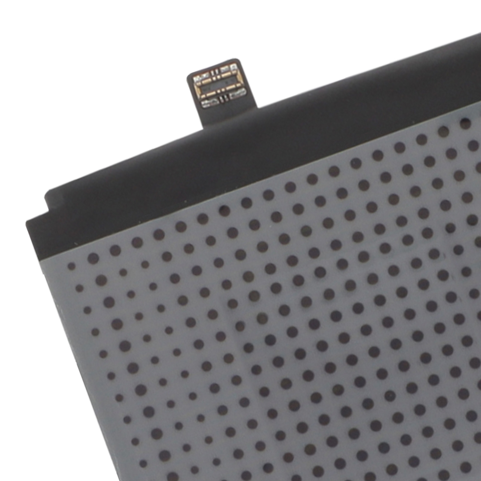 Primer plano de una batería con conector negro y patrón de puntos.