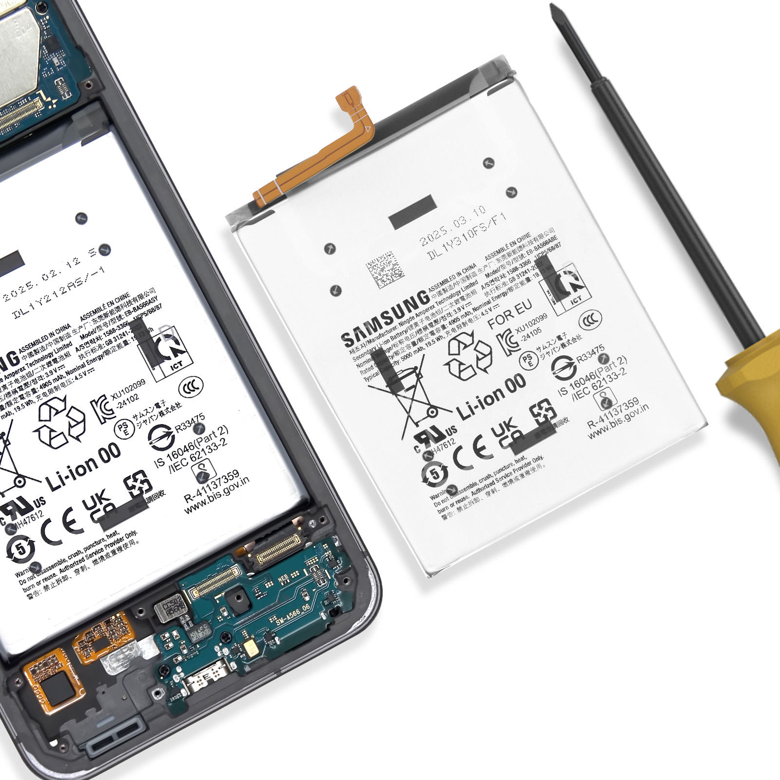 Una batteria per smartphone e una scheda madre sono affiancate, con un cacciavite nelle vicinanze.