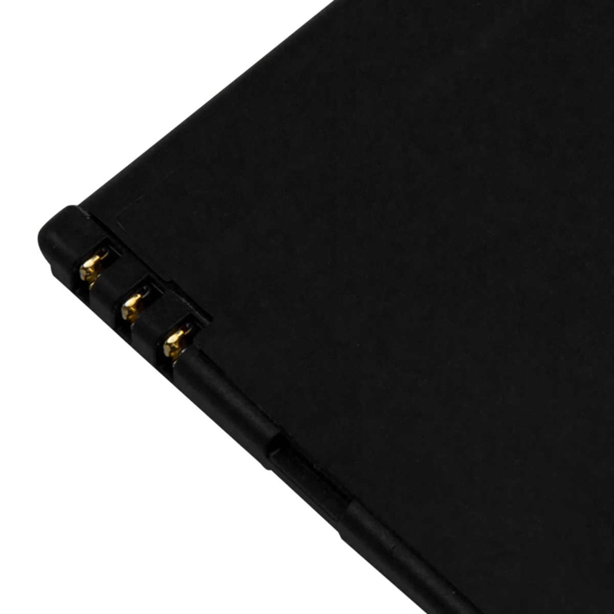 Primo piano di una batteria nera con tre contatti dorati sul lato sinistro.