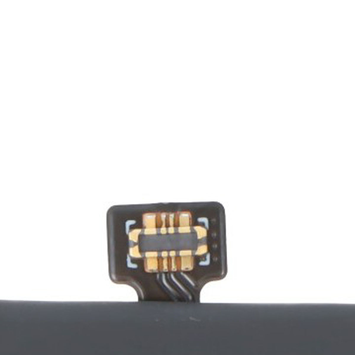 Primo piano di un connettore della batteria nero con contatti dorati su sfondo bianco.
