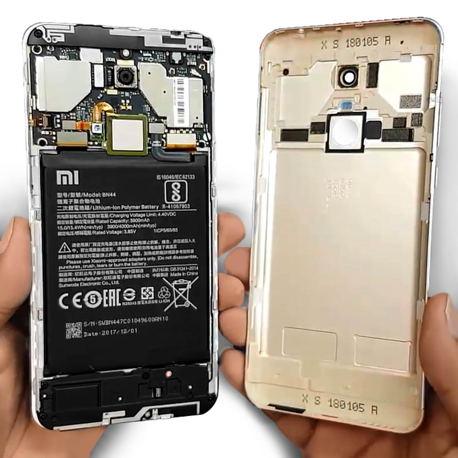 Uno smartphone con la scocca aperta, che mostra la batteria e i componenti interni.