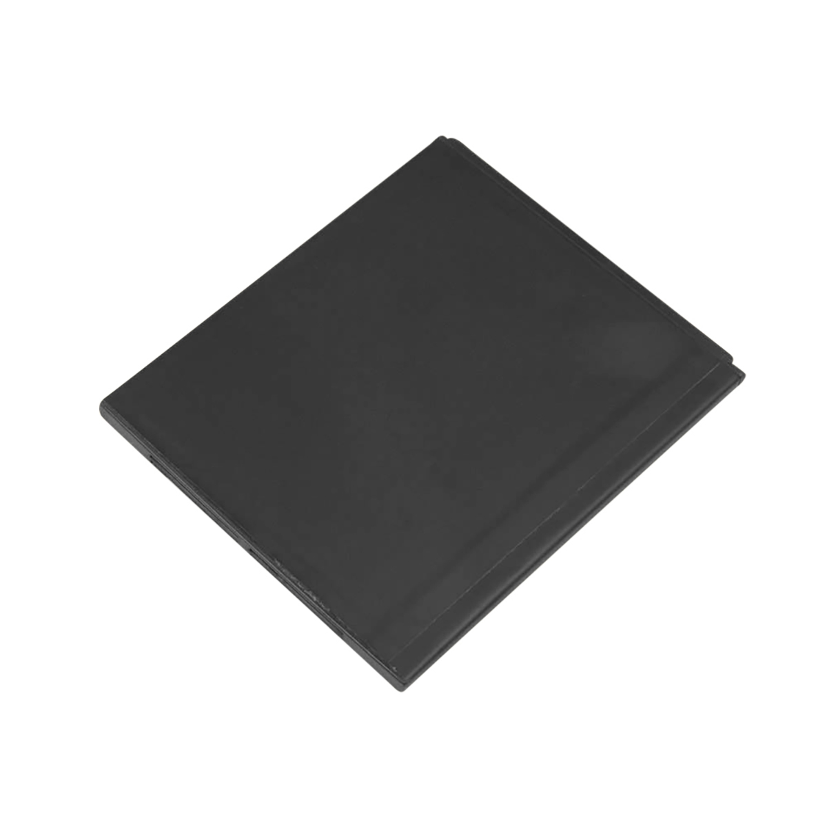 Un cuaderno o carpeta negra cerrado yace sobre un fondo blanco.