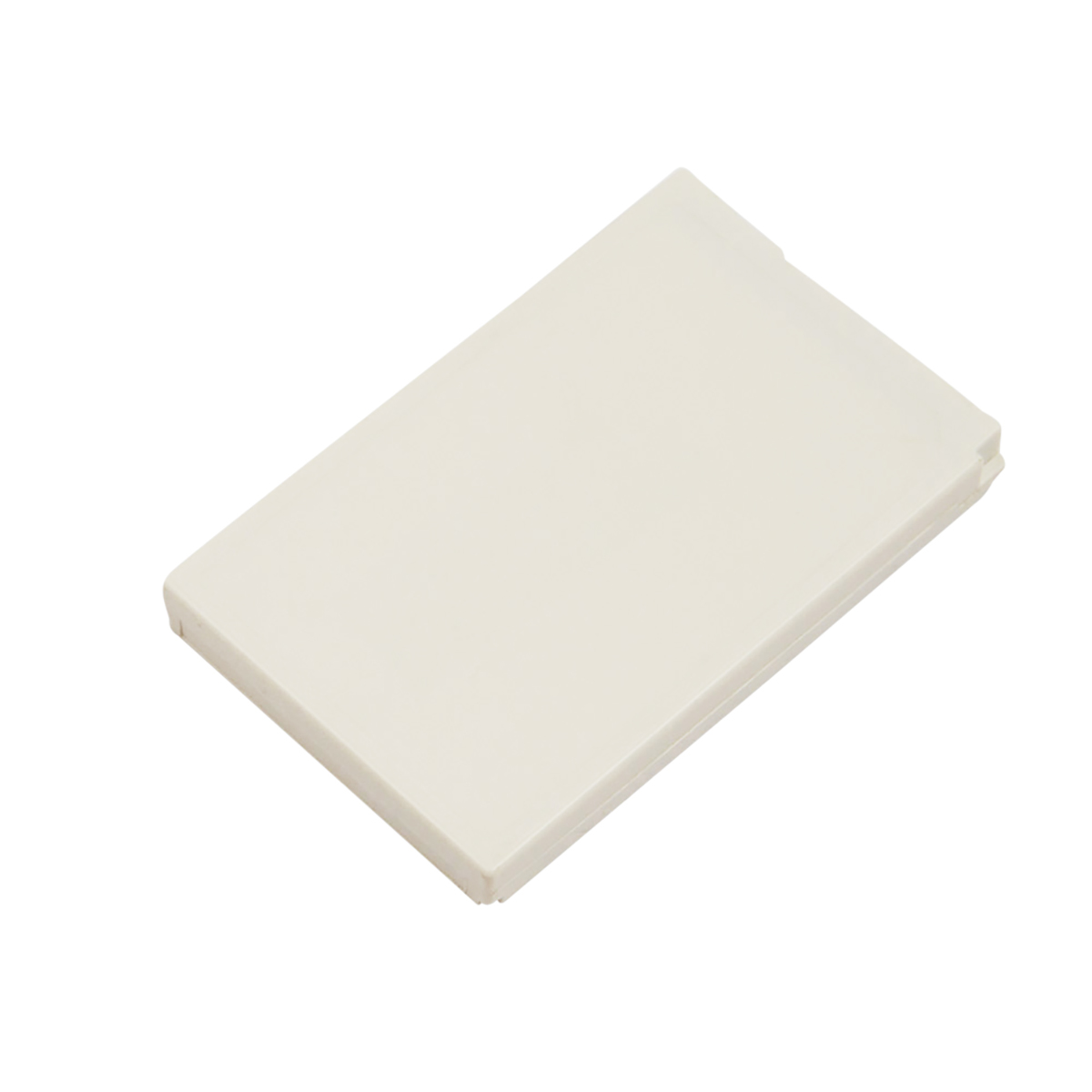 Una batteria rettangolare color crema giace su uno sfondo bianco.
