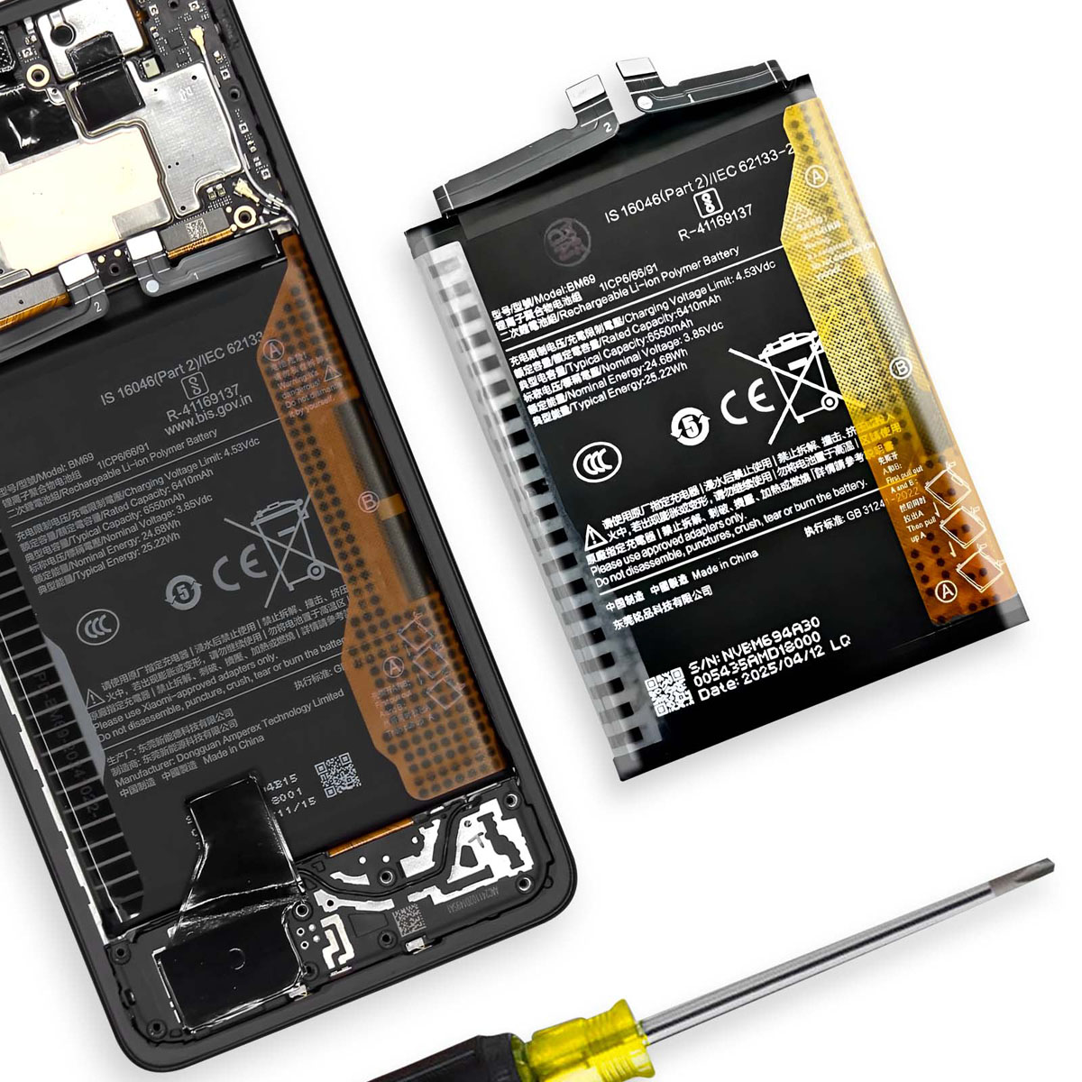Una batería de smartphone y el interior de un smartphone yacen uno al lado del otro.