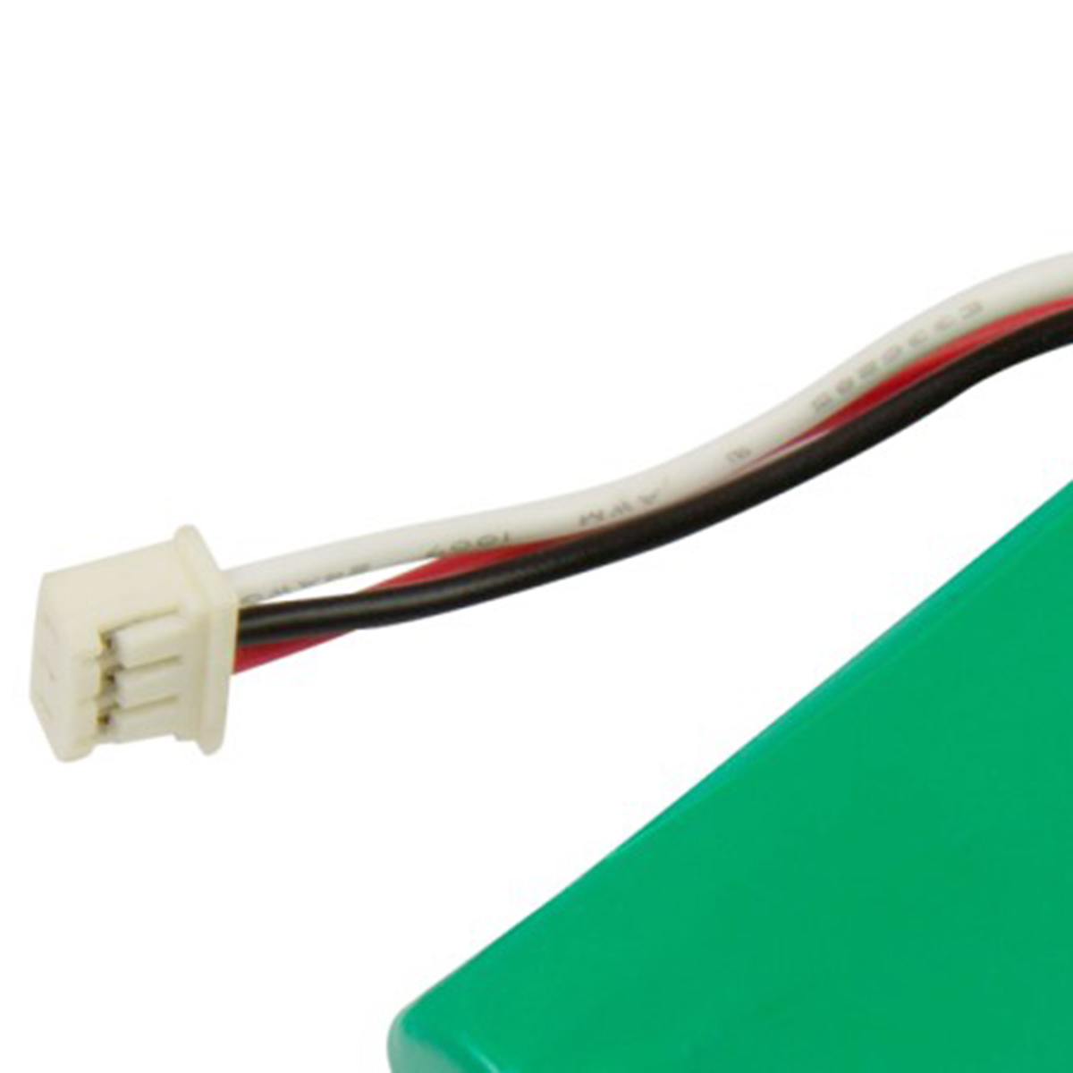 Un conector blanco con tres cables: rojo, negro y blanco. Junto a él, una superficie verde.