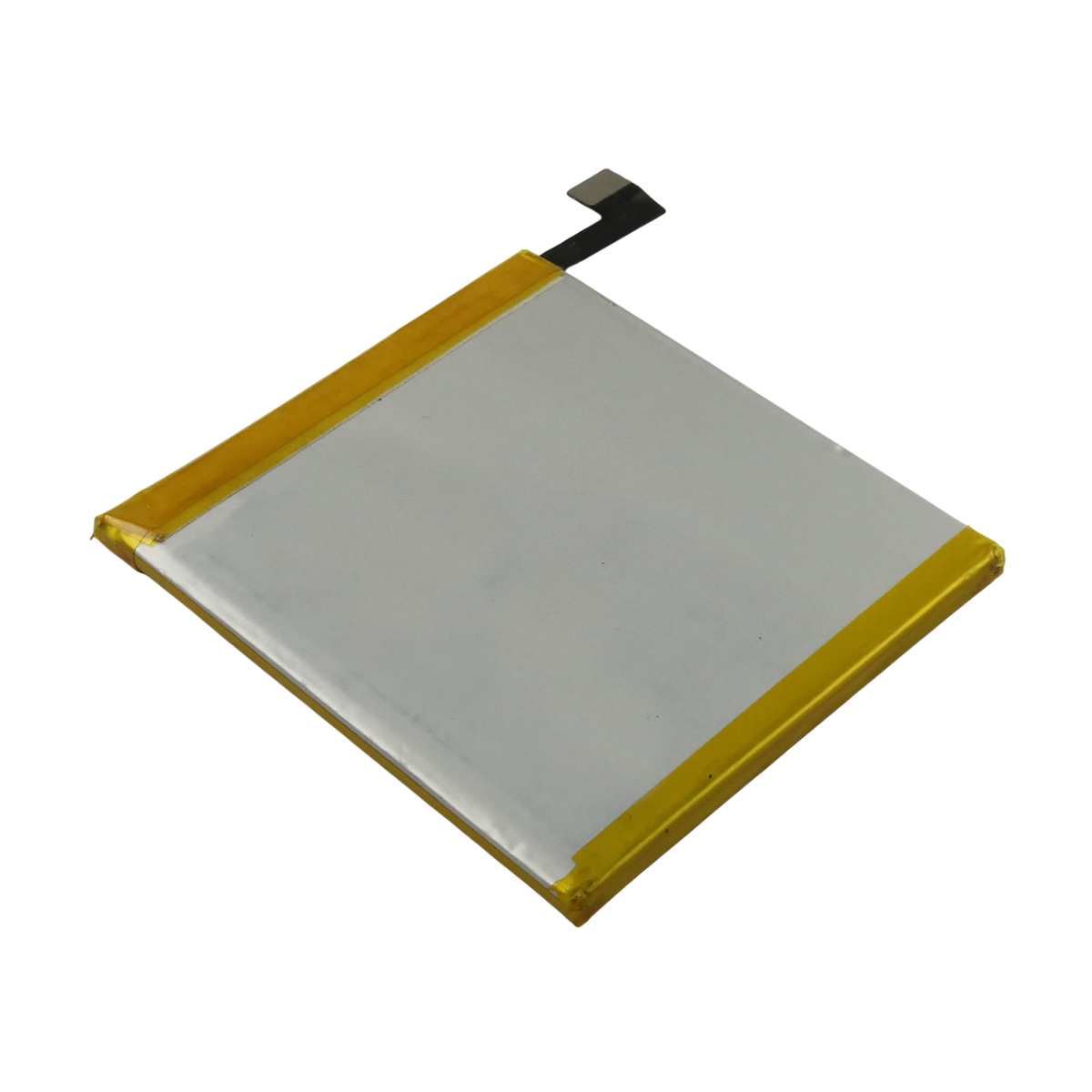 Una batteria rettangolare con bordo giallo e cavo di collegamento nero.