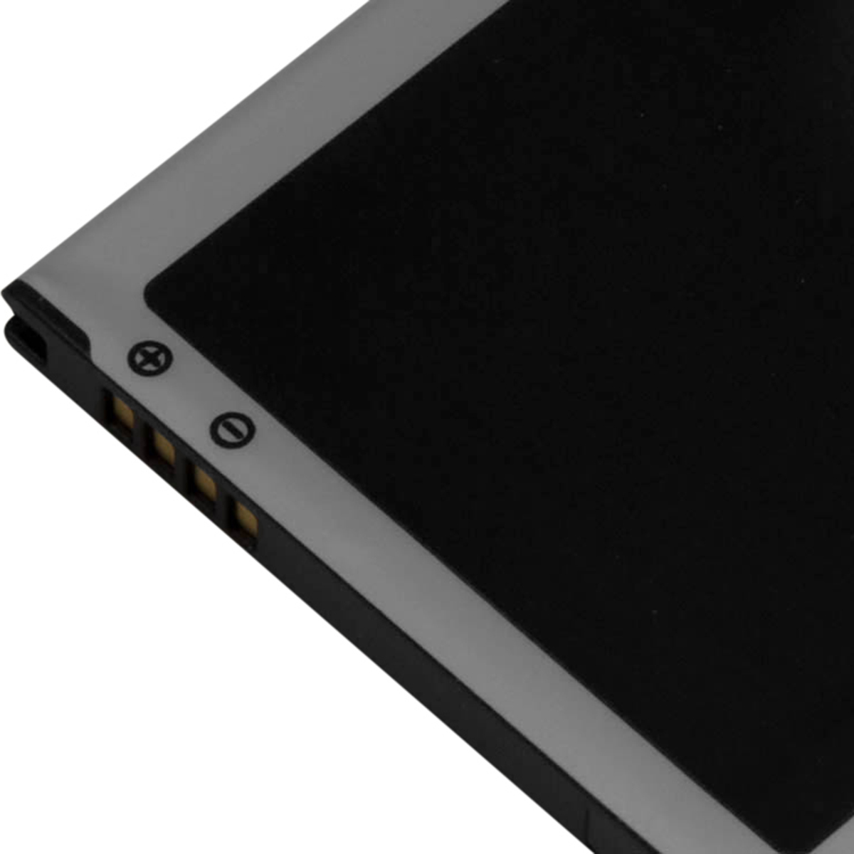 Una batteria nera con bordi e contatti argentati.