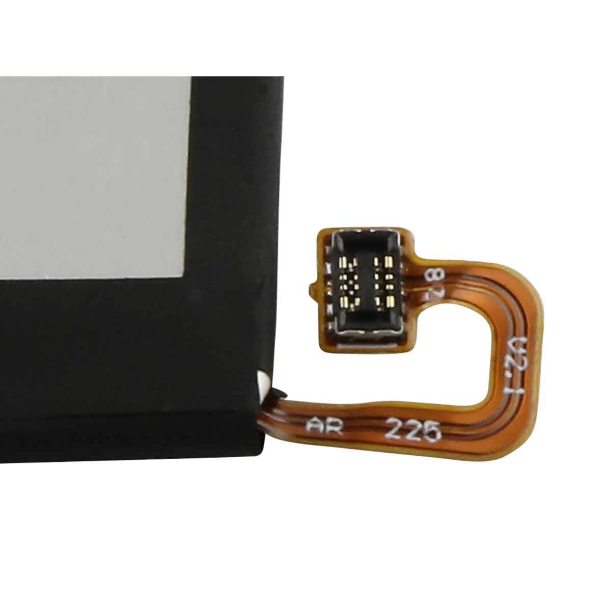 Una batteria nera con cavo flessibile e connettori.