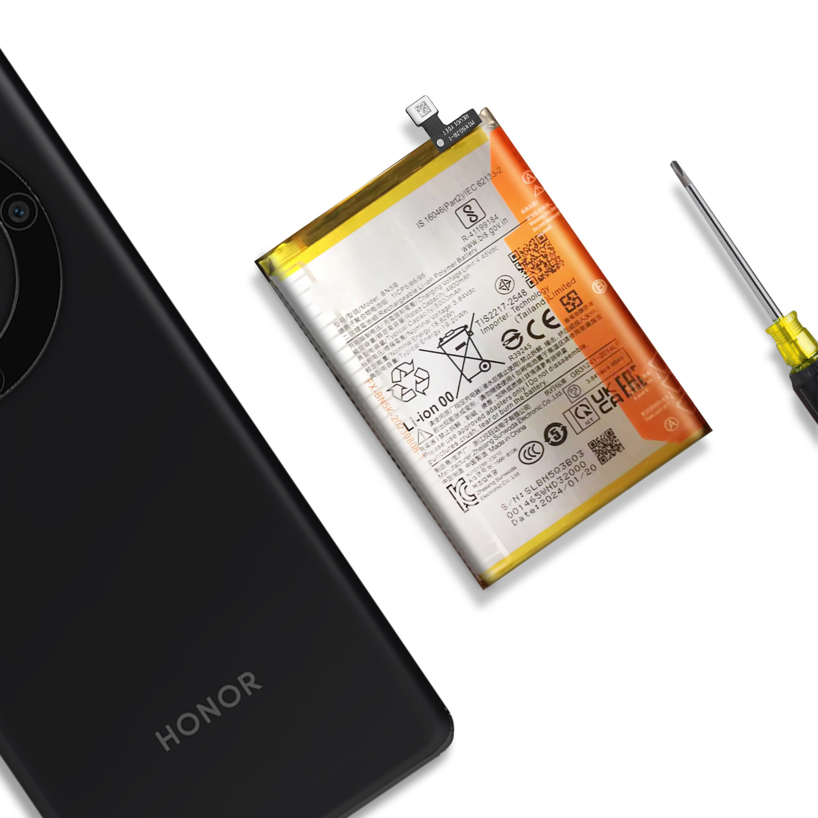 Uno smartphone nero, una batteria e un cacciavite su sfondo bianco.