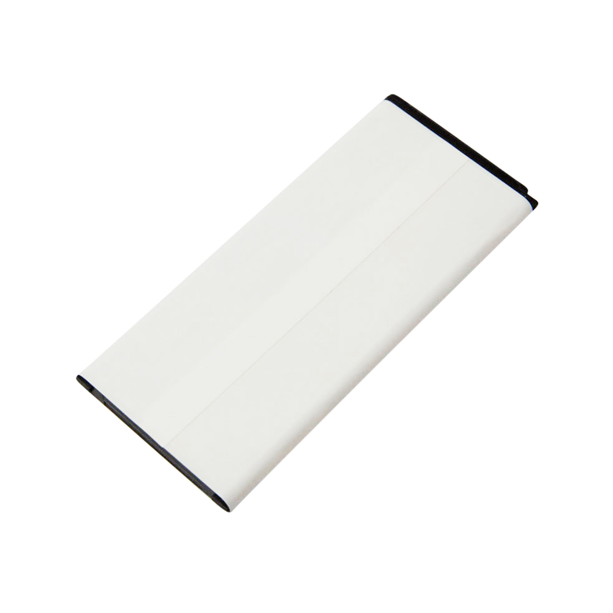 Una batería rectangular blanca con bordes negros está colocada en diagonal sobre fondo blanco.