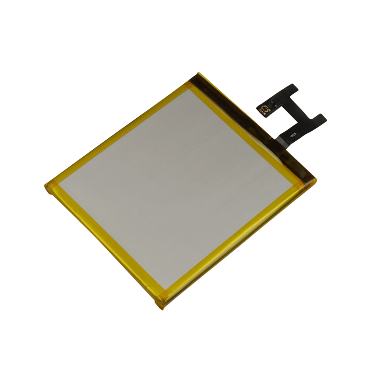 Una batería rectangular con borde dorado y un cable plano negro.