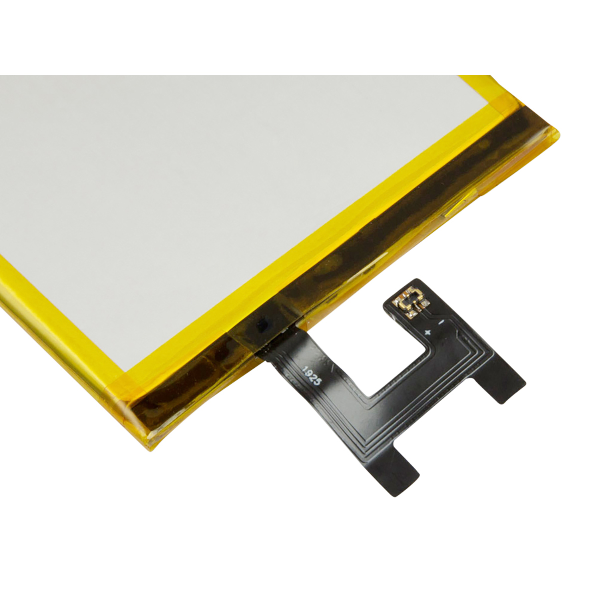Batería delgada y rectangular con borde amarillo y cable conector negro.