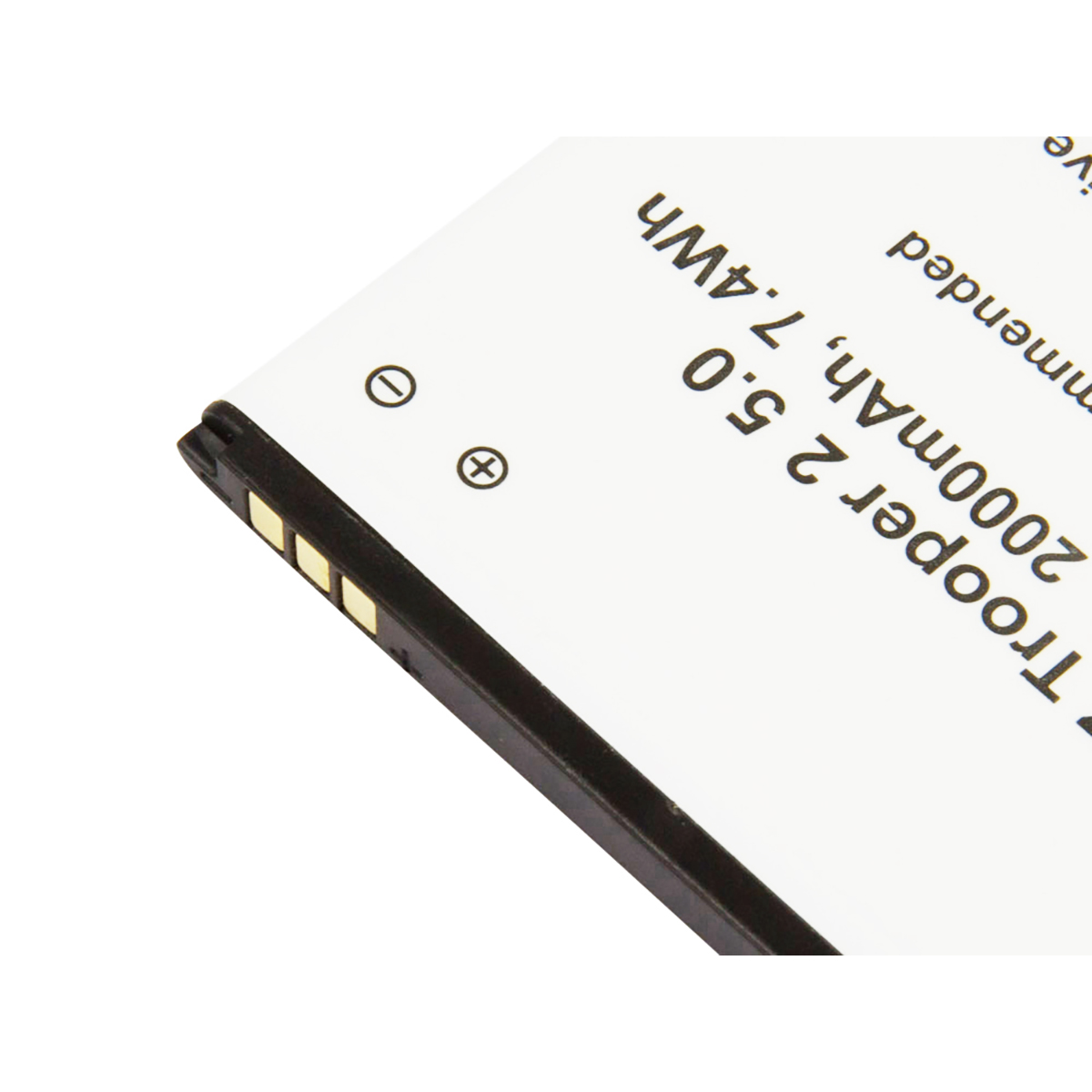 Nahaufnahme einer weißen Batterie mit schwarzem Rand und goldenen Kontakten.