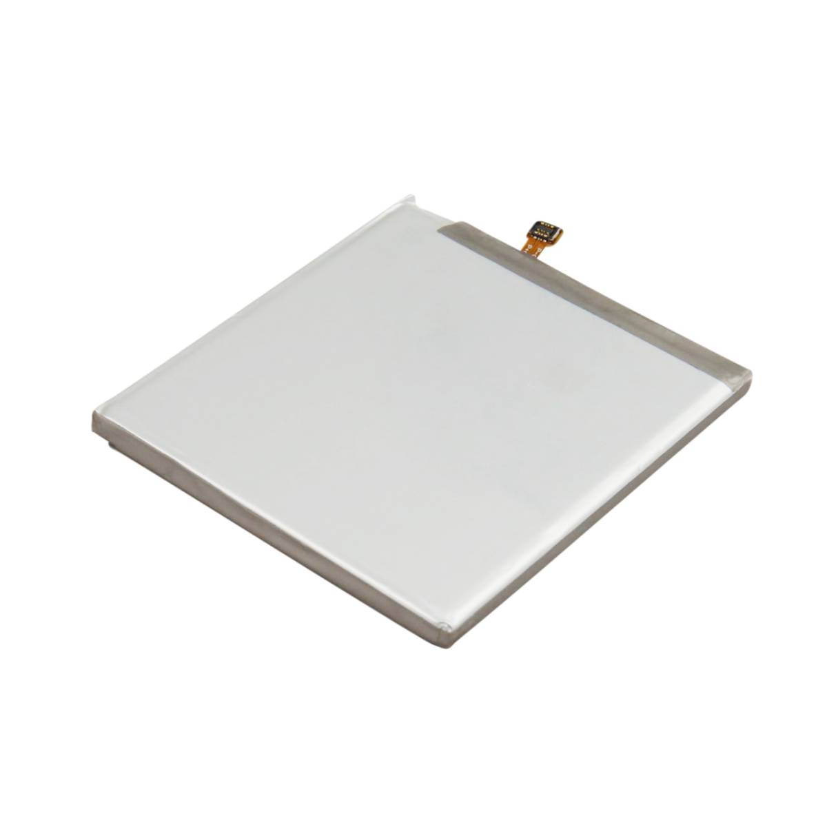 Batería rectangular blanca con un pequeño cable conector, sobre fondo blanco.