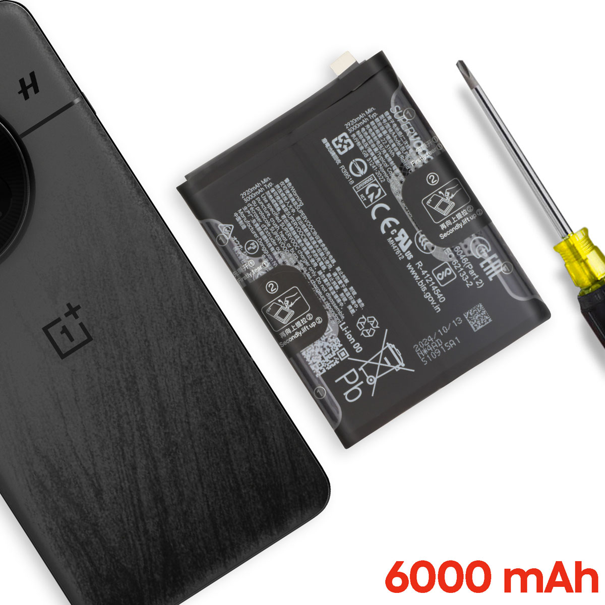 Uno smartphone, una batteria e un cacciavite sono disposti. 6000 mAh.
