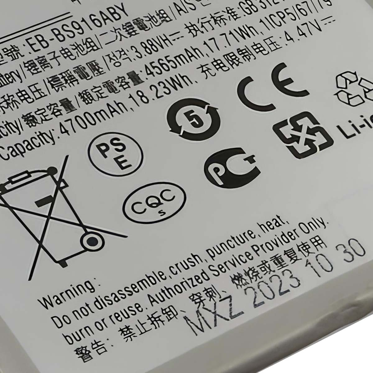 Batteria con simboli di avvertenza, CE e loghi Li-ion. Capacità 4700mAh.