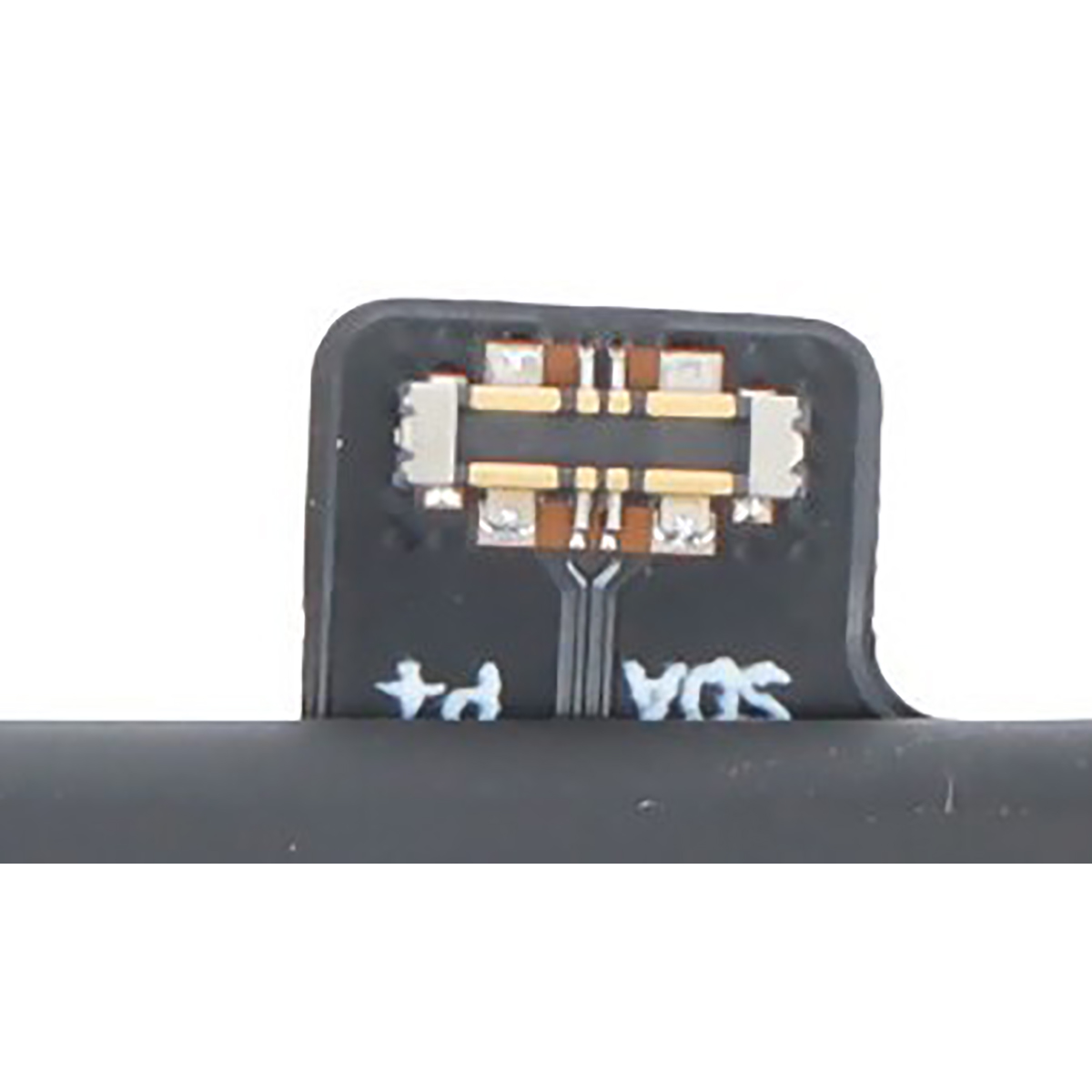 Primo piano dei contatti e delle marcature su un connettore della batteria nero.