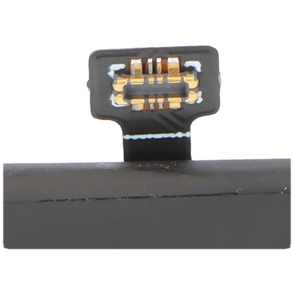 Primo piano di un connettore per batteria nero con contatti dorati su sfondo bianco.