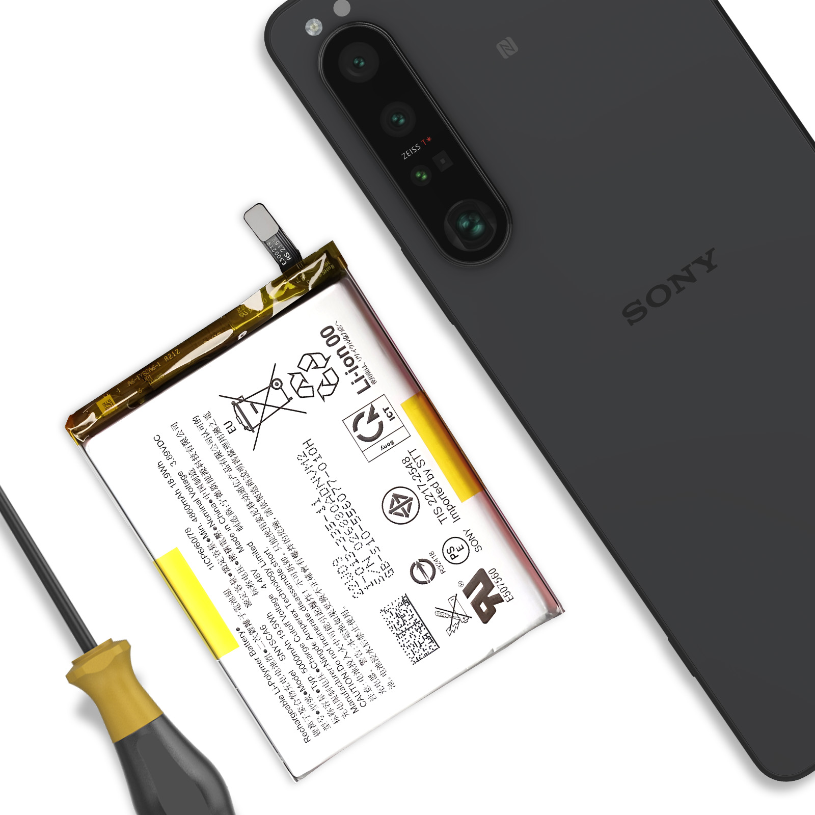Uno smartphone nero giace accanto a una batteria rimossa e un cacciavite.