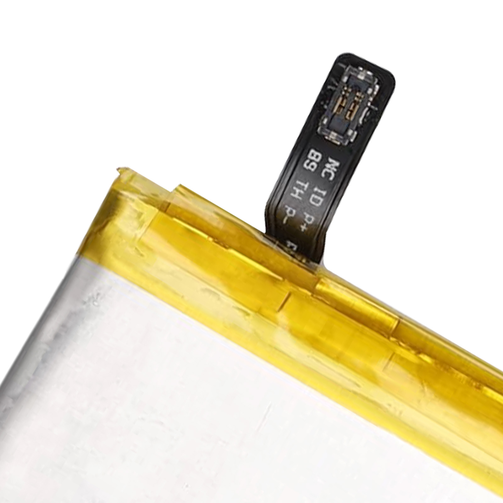 Particolare di una batteria con nastro giallo e cavo di collegamento nero.