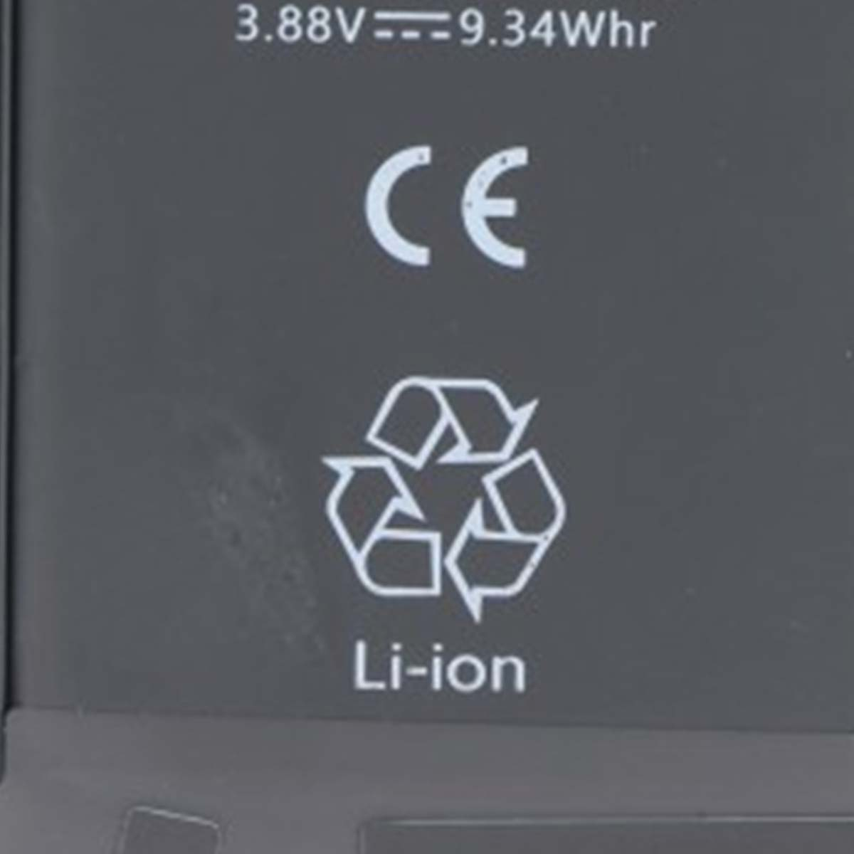 Batteria grigia con marchio CE, simbolo di riciclo e testo Li-ion.