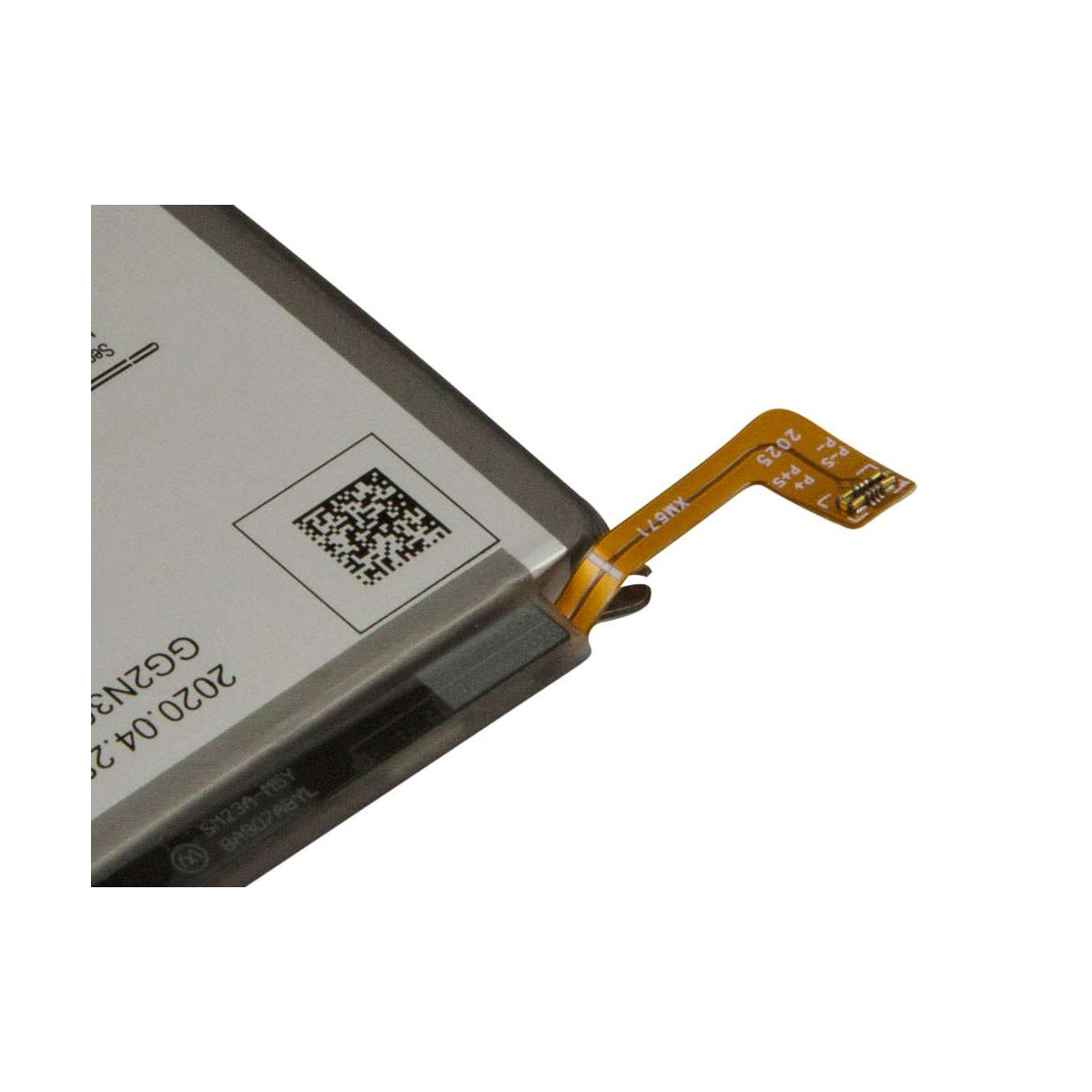 Un primer plano de una batería plateada con un código QR negro y un cable conector flexible naranja.