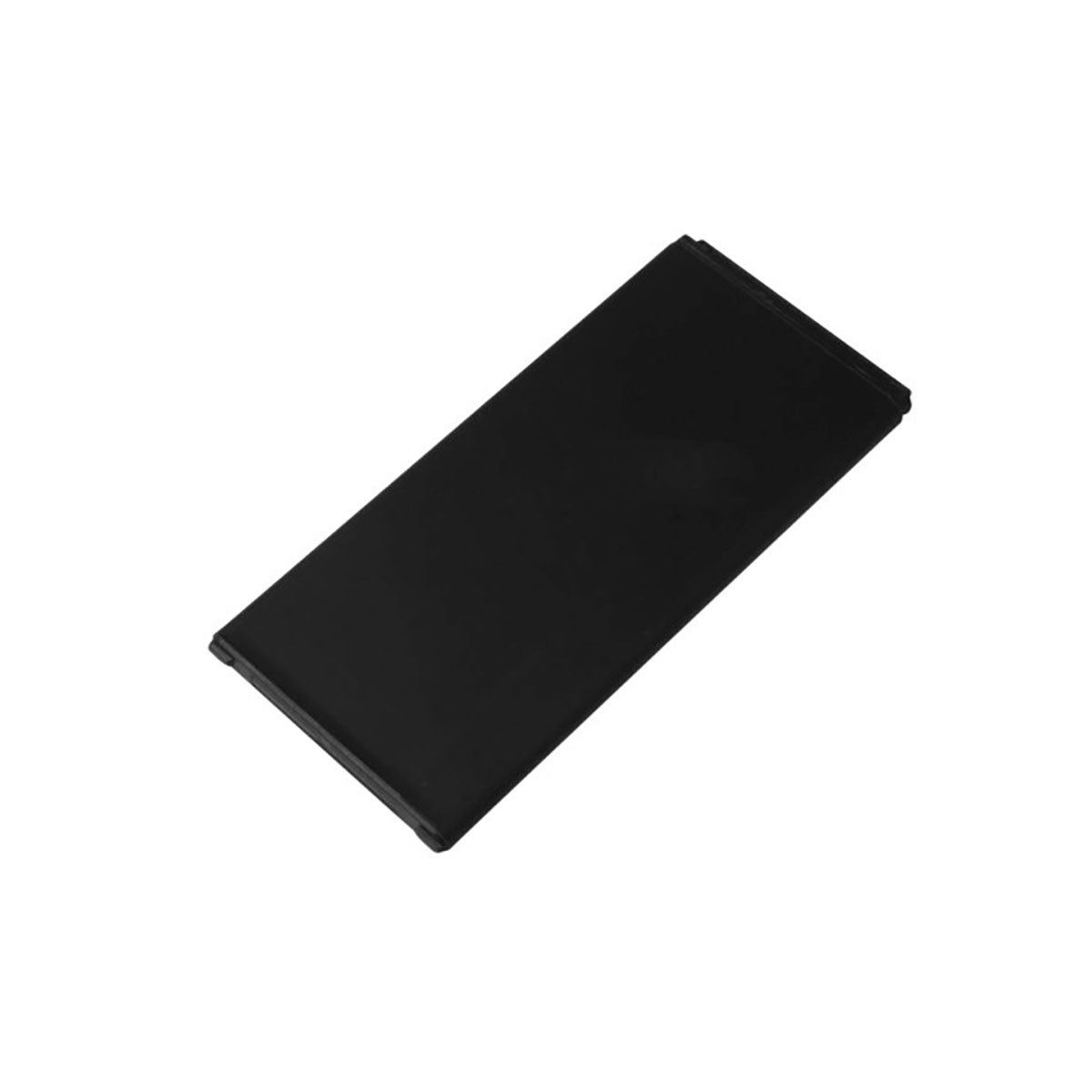 Un objeto rectangular negro yace en diagonal sobre fondo blanco.