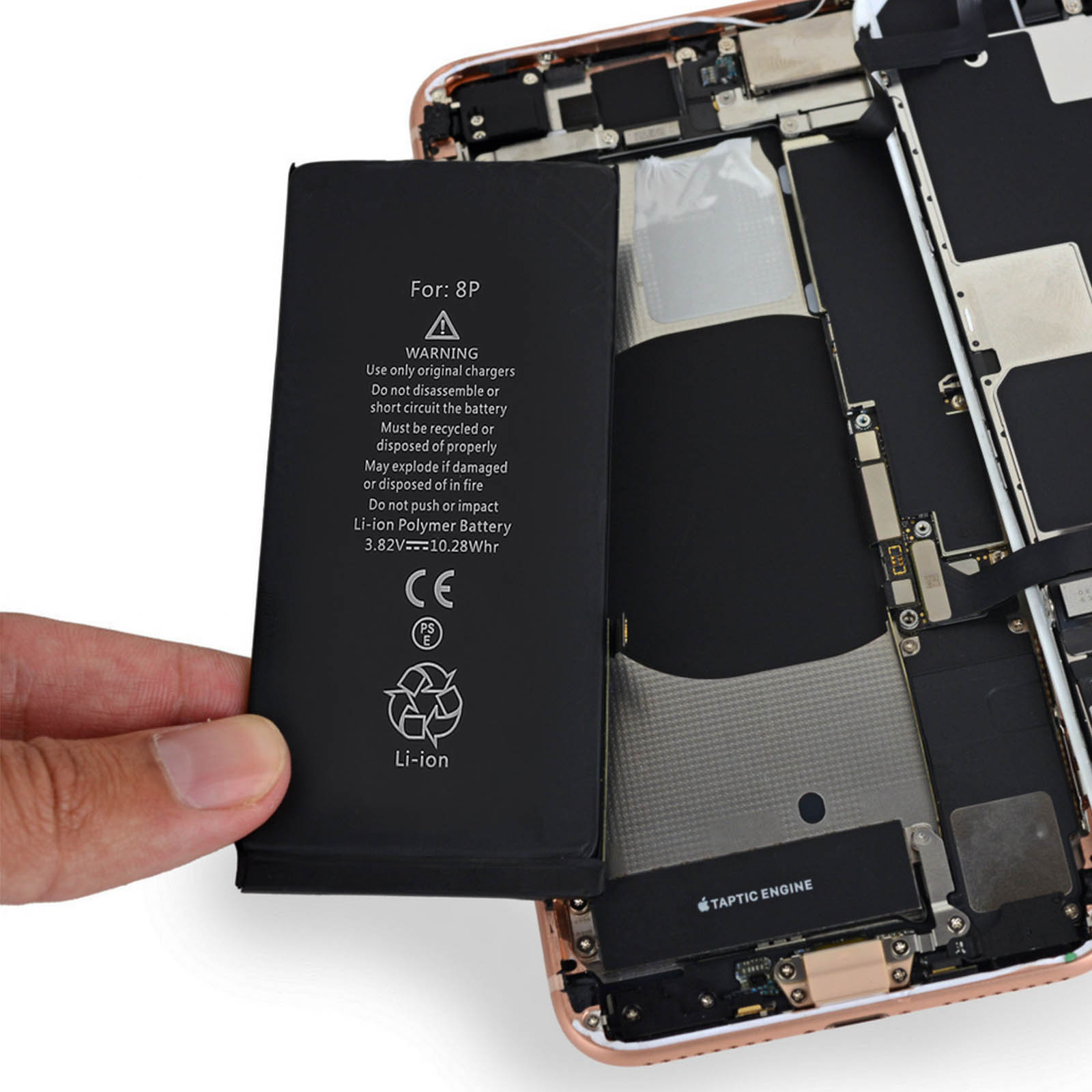 Una mano tiene una batteria nera con avvertenze. Viene mostrato un telefono aperto.